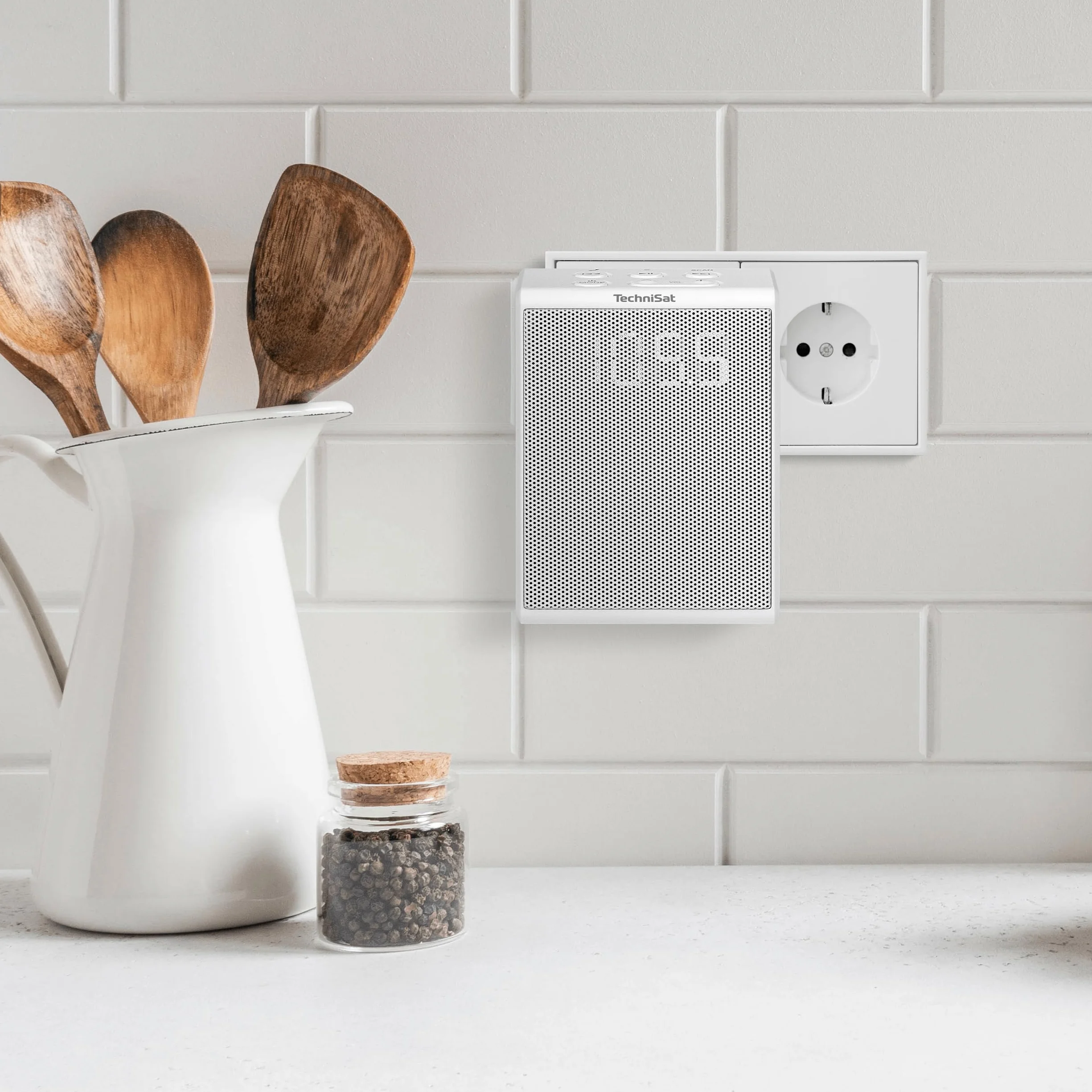 TechniSat Viola Radio de Enchufe FM Compacto Bluetooth Manos Libres 30 Emisoras 1.5 W Blanco