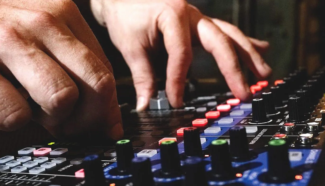 Zoom LiveTrack L-12 Mixer digital & grabador multipista, para música, podcasting y más, 12 entradas/14 canales de grabación en SD, interface de audio 14-in/4-out, 5 salidas de auriculares
