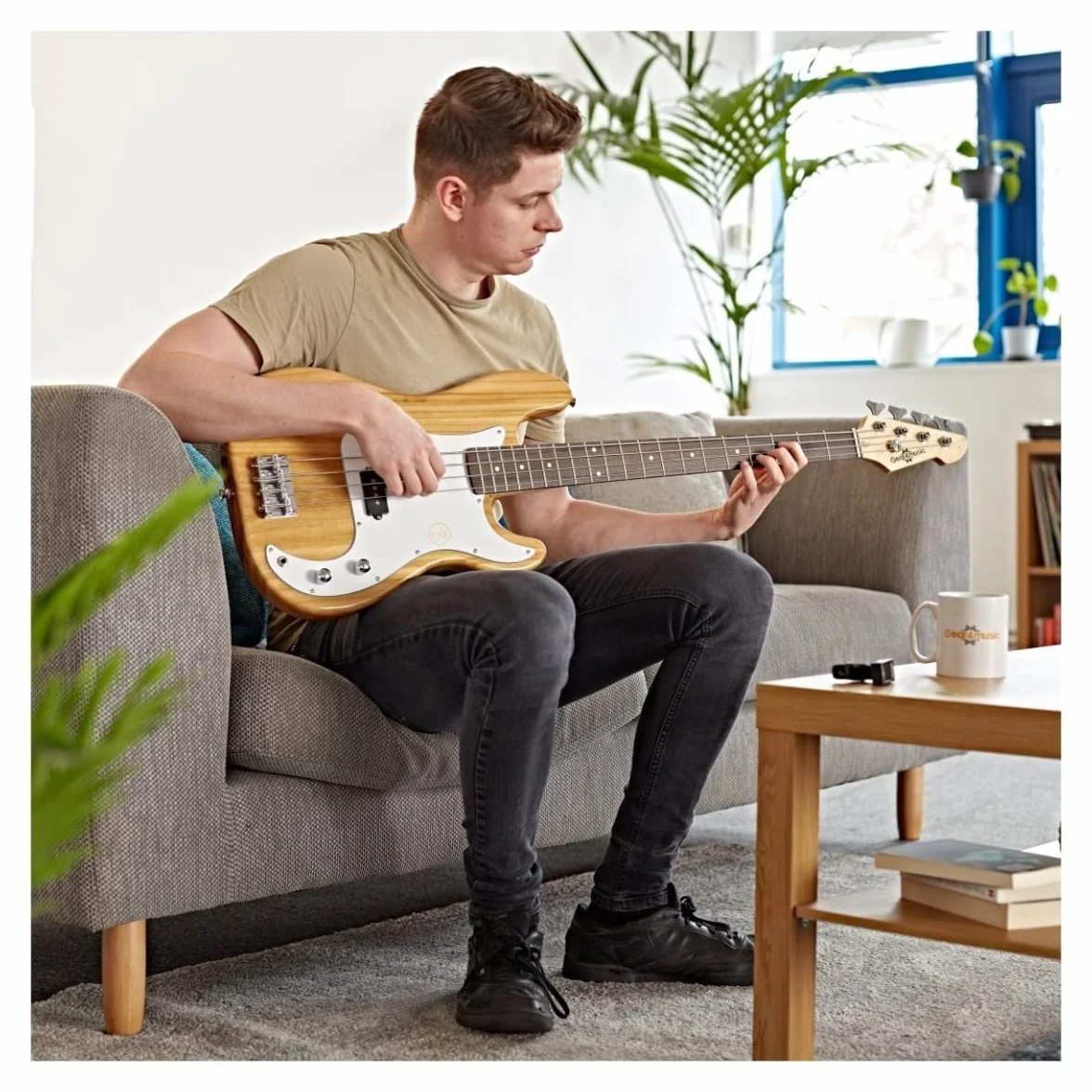 Gear4music Guitarra de bajo Full Size con funda de transporte Correa de cable LA Natural