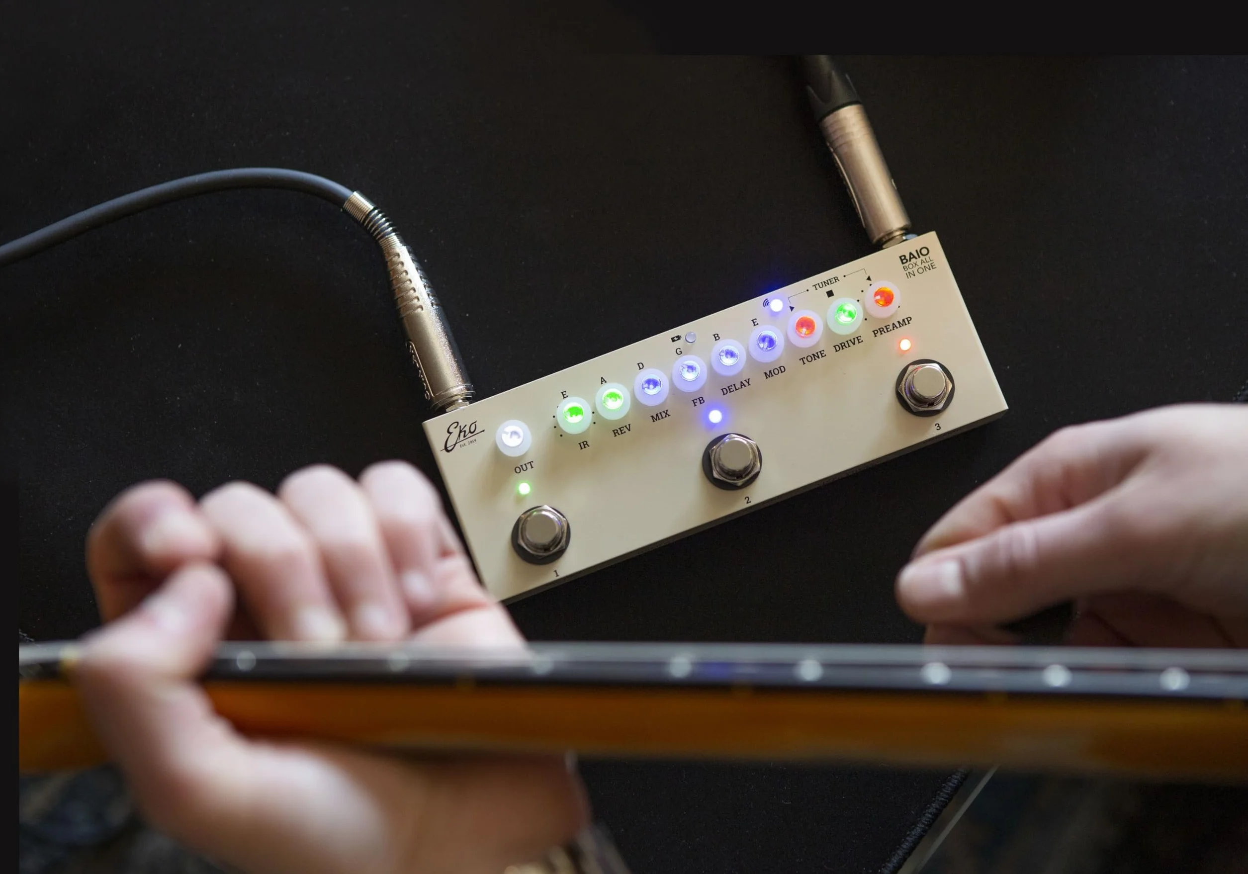 EKO GUITARS - BAIO Pedal Multiefecto con IR Integrados | 9 Preamplificadores, 8 IR, Efectos, Bluetooth, USB, Afinador, Batería Recargable