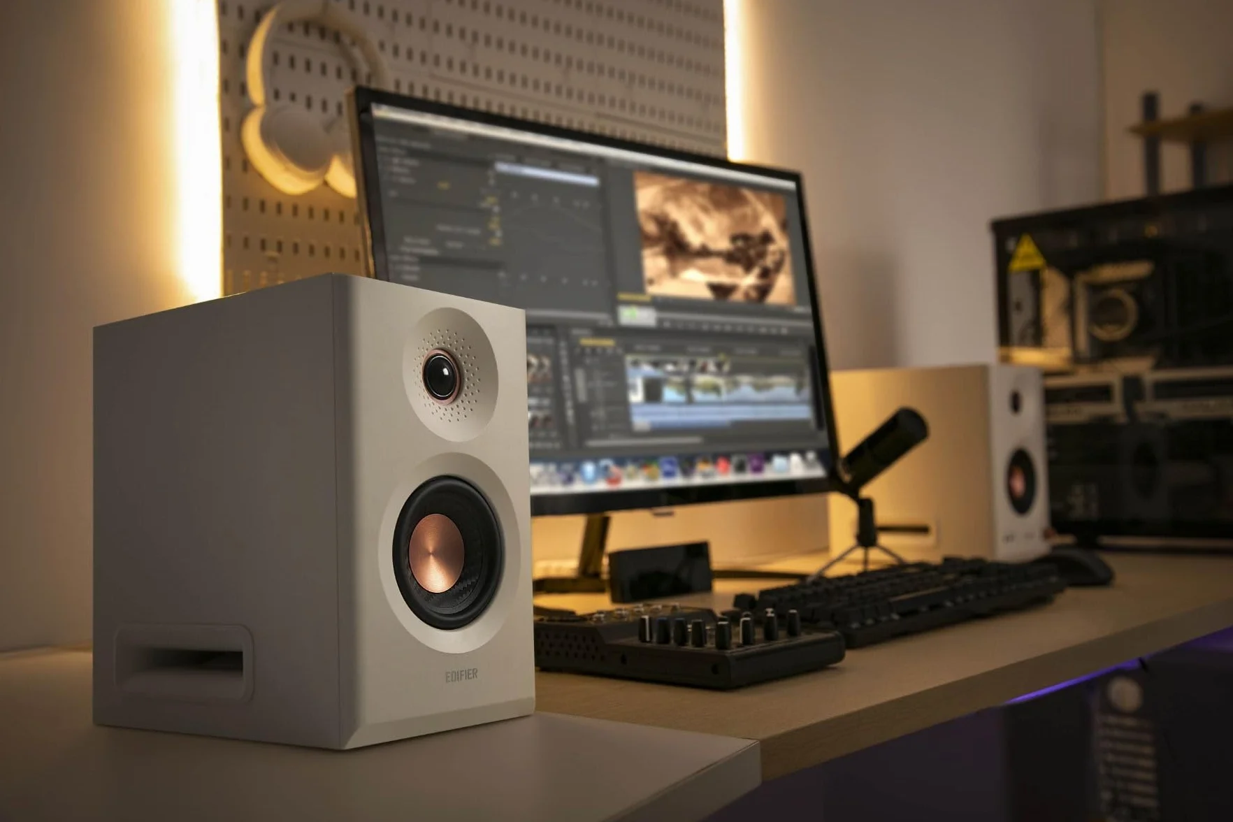 Edifier MR5 - Altavoz de Estudio (3 vías, 110 W, Crossover Tri-Amped), Color Blanco