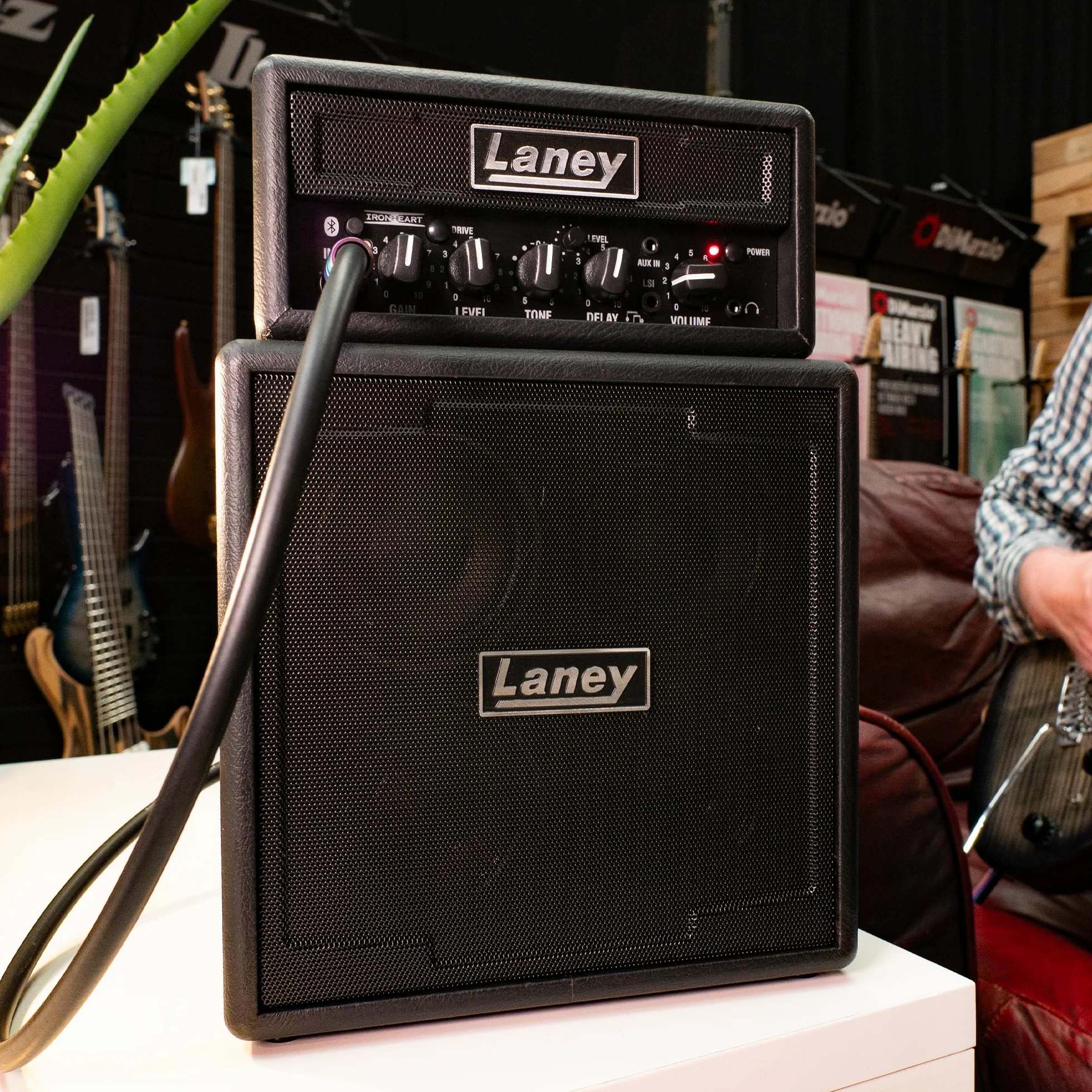 Laney MINISTACK-B Amplificador de guitarra Bluetooth – Mini pila portátil de 6W con batería - 4 altavoces, limpio/overdrive, retraso, entrada LSI para smartphone, entrada AUX - Ironheart