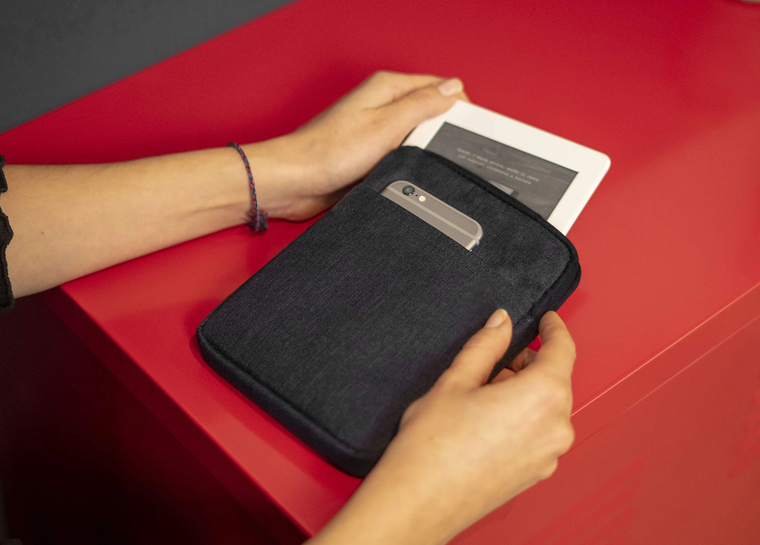 MyGadget Bolsa de Nylon para Tablet hasta 6,8 Pulgadas - Estuche Acolchado para 13,5 x 18 cm - como Kindle Paperwhite 11a Generación - Sleeve in Negro