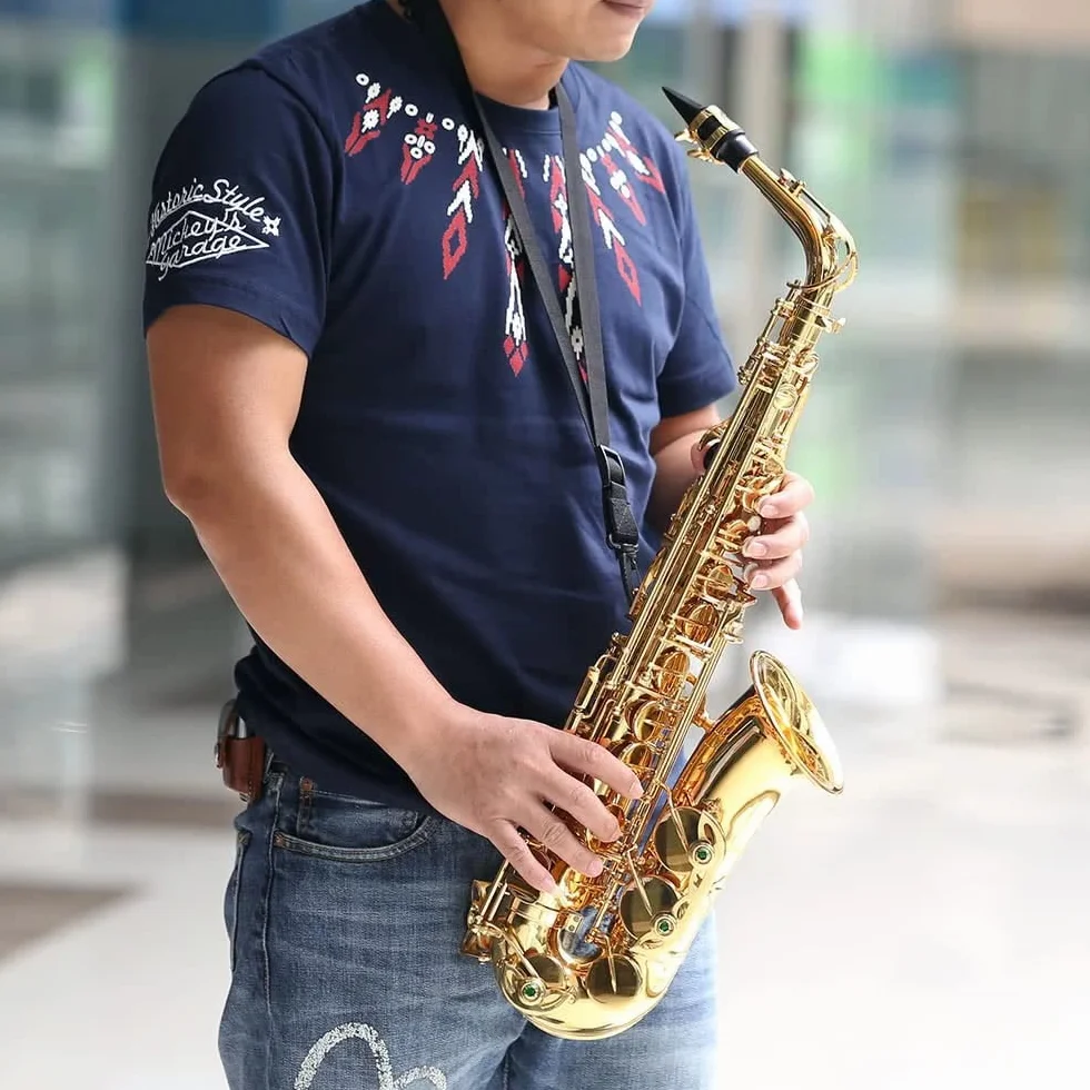 Saxofón alto Saxofón alto Mib Latón lacado oro Saxofón plano en mi 802 Tipo de llave Herramienta de viento con cepillo de limpieza Guantes de tela Funda acolchada con cintu