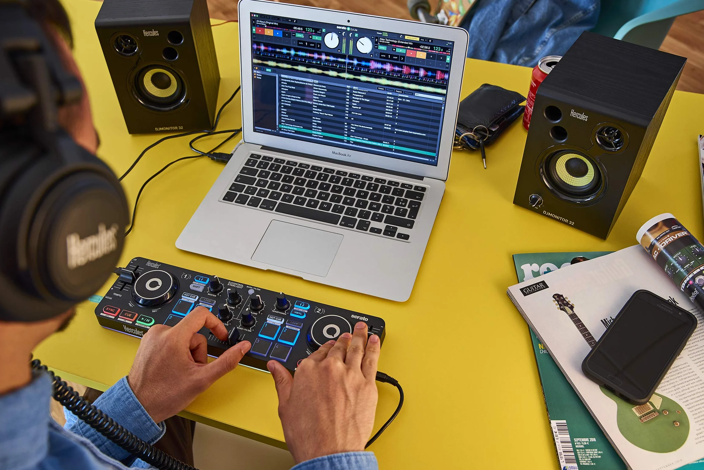 Hercules DJStarter Kit - Kit completo para empezar en el DJing con Serato DJ Lite, incluye DJControl Starlight, HDP DJ45 y DJMonitor 32, para PC y MAC