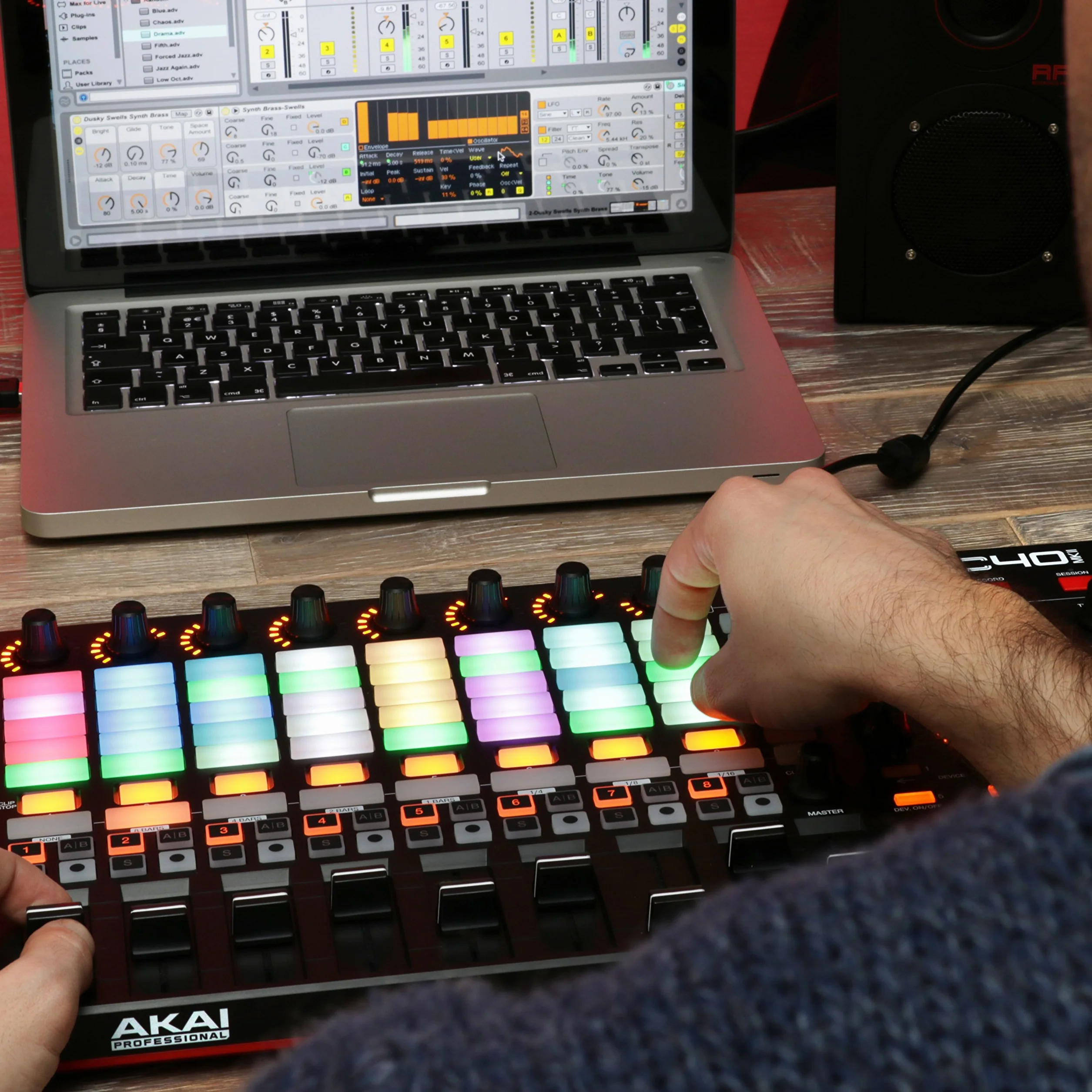 Akai Professional APC40 MKII - Controlador MIDI USB para mapeo 1 a 1 con Ableton Live Lite y Matriz de lanzamiento de Clips de 5 x 8, Perillas y Faders