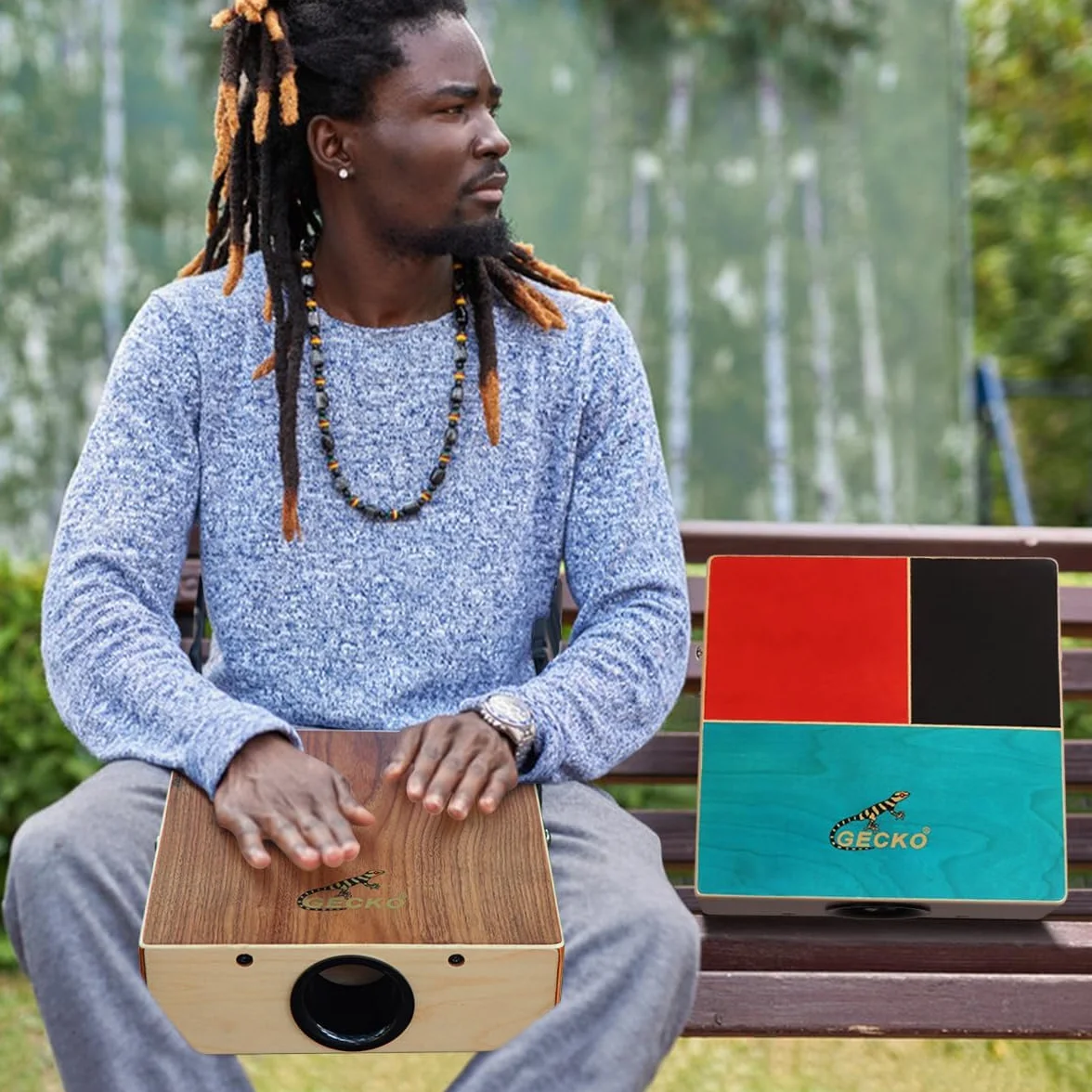 GECKO Cajón de tambor de doble cara de madera con sonidos de bongo y cuerdas de guitarra, percusión manual portátil para principiantes y bateristas profesionales, de abedul y nogal, incluye bolsa de