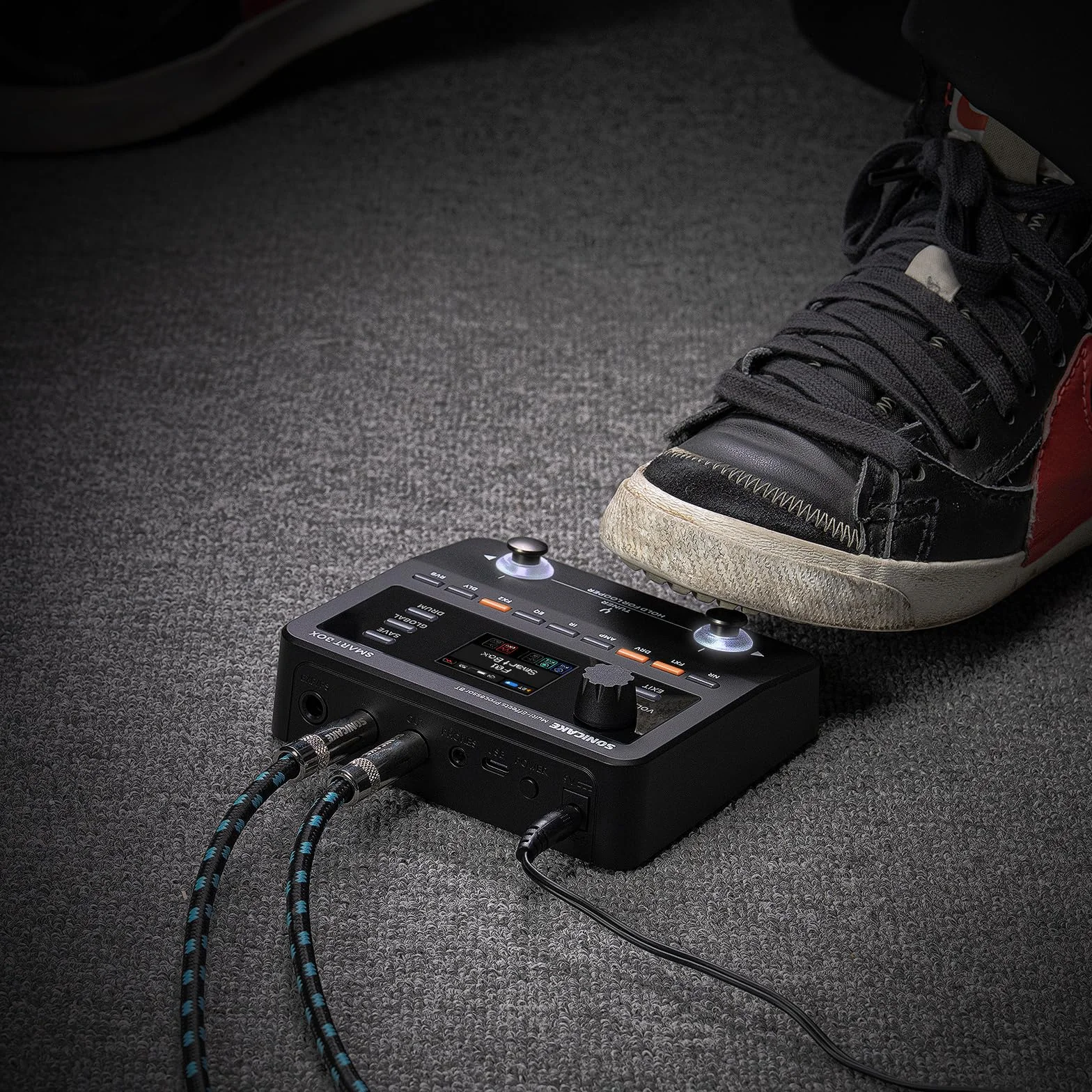 SONICAKE Procesador de Múltiples Efectos para Guitarra/Bajo, 130+ Efectos, Soporte NAM/IR, Looper, Afinador/Metrónomo Integrado, Salida Estéreo Smart Box QME-20