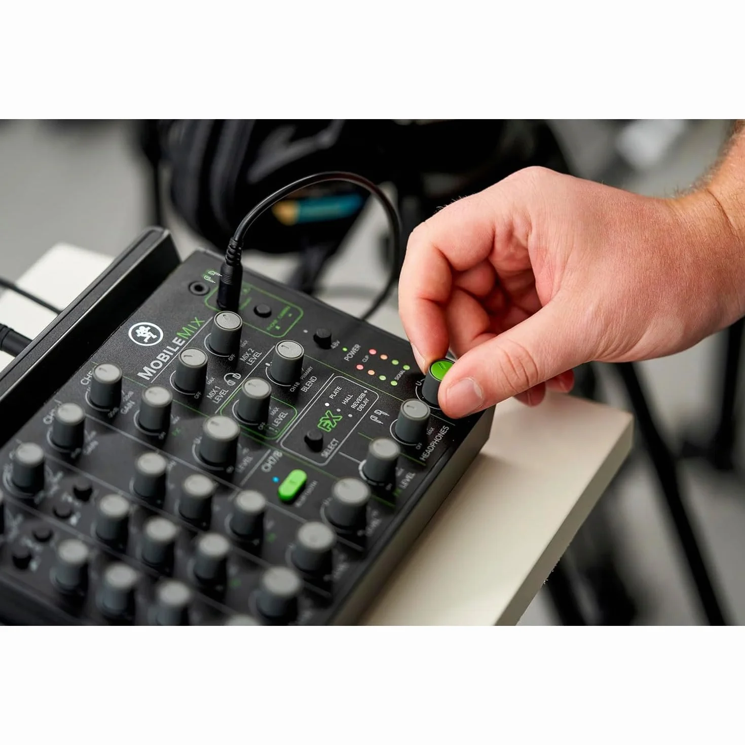 MACKIE MobileMix mezclador de 8 canales alimentado por USB para producción audiovisual, sonido en directo y streaming con instrumentos, micrófonos y Bluetooth