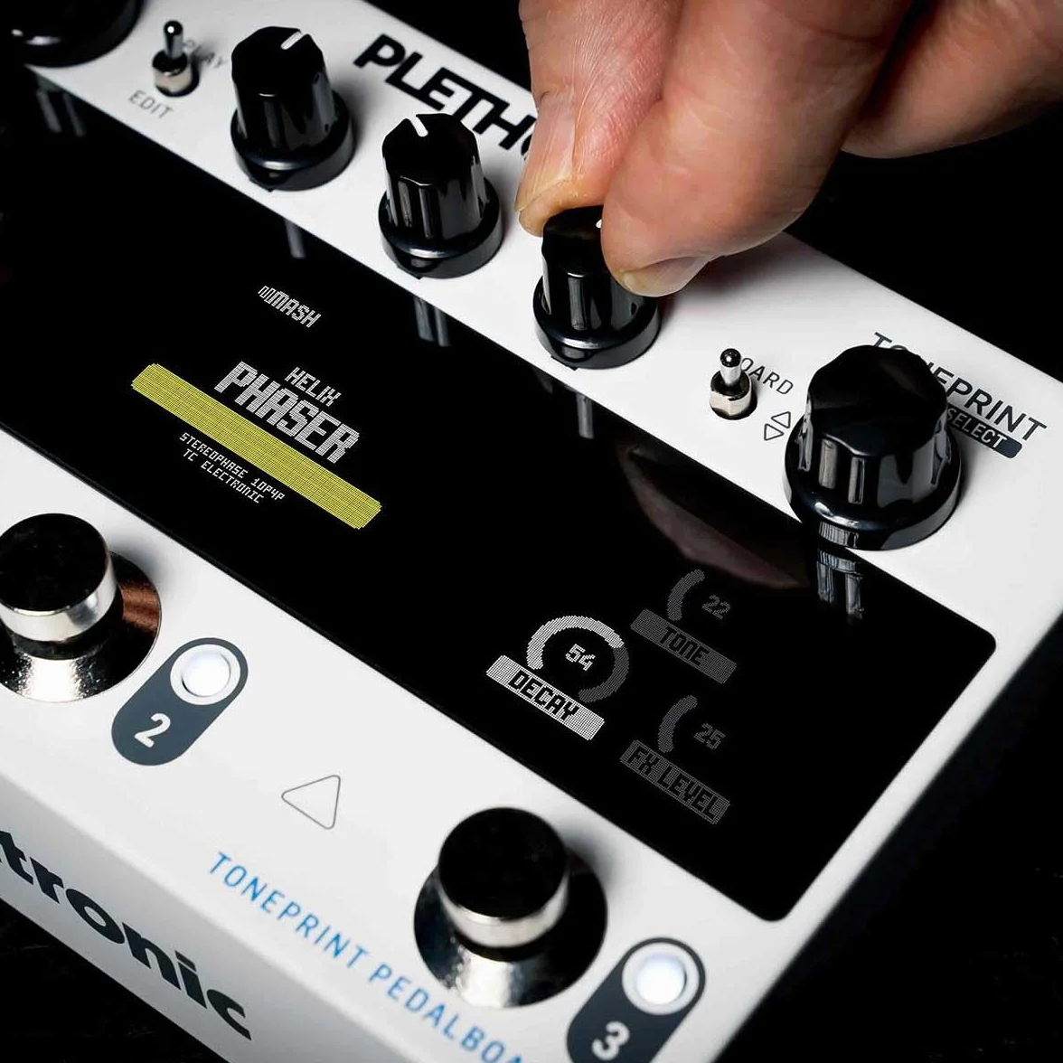 TC Electronic PLETHORA X3 Pedal de guitarra | Pedalboard TonePrint con hasta 127 tableros | 3 espacios para pedales | 75 espacios TonePrint por efecto | 3 interruptores de pie MASH | Looper de cinta