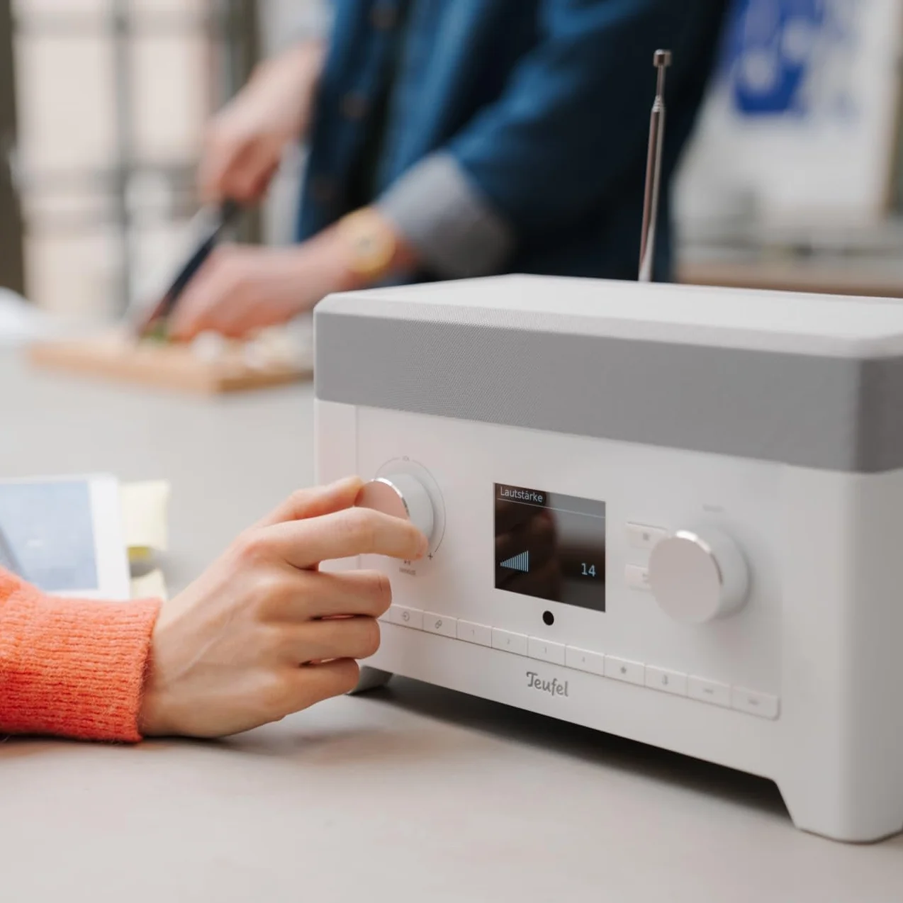 Teufel Radio 3SIXTY - Altavoz Bluetooth con Radio Digital Premium Internet Dab+, Sonido de 360 Grados, función de Banco de energía, subwoofer, función de Despertador - Blanco