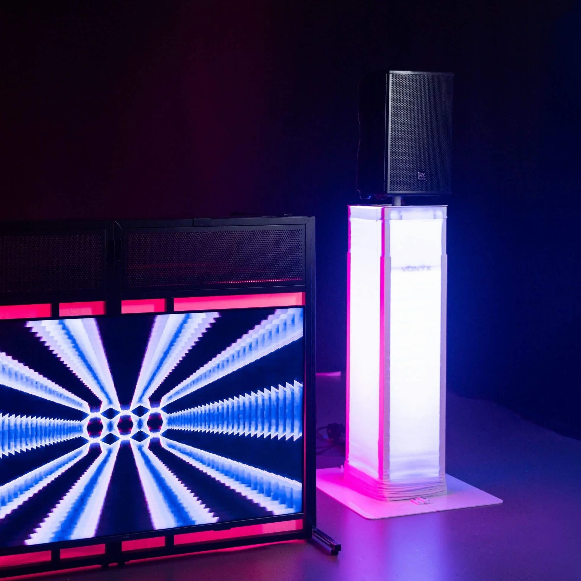 Vonyx DJP170 Plinth Podium con Placas Base Plegables con Altura Ajustable, Cubiertas de Licra en Blanco y Negro, Soporte de Cabeza móvil para DJ Light Podium y Altavoces PA, 30 kg de Carga