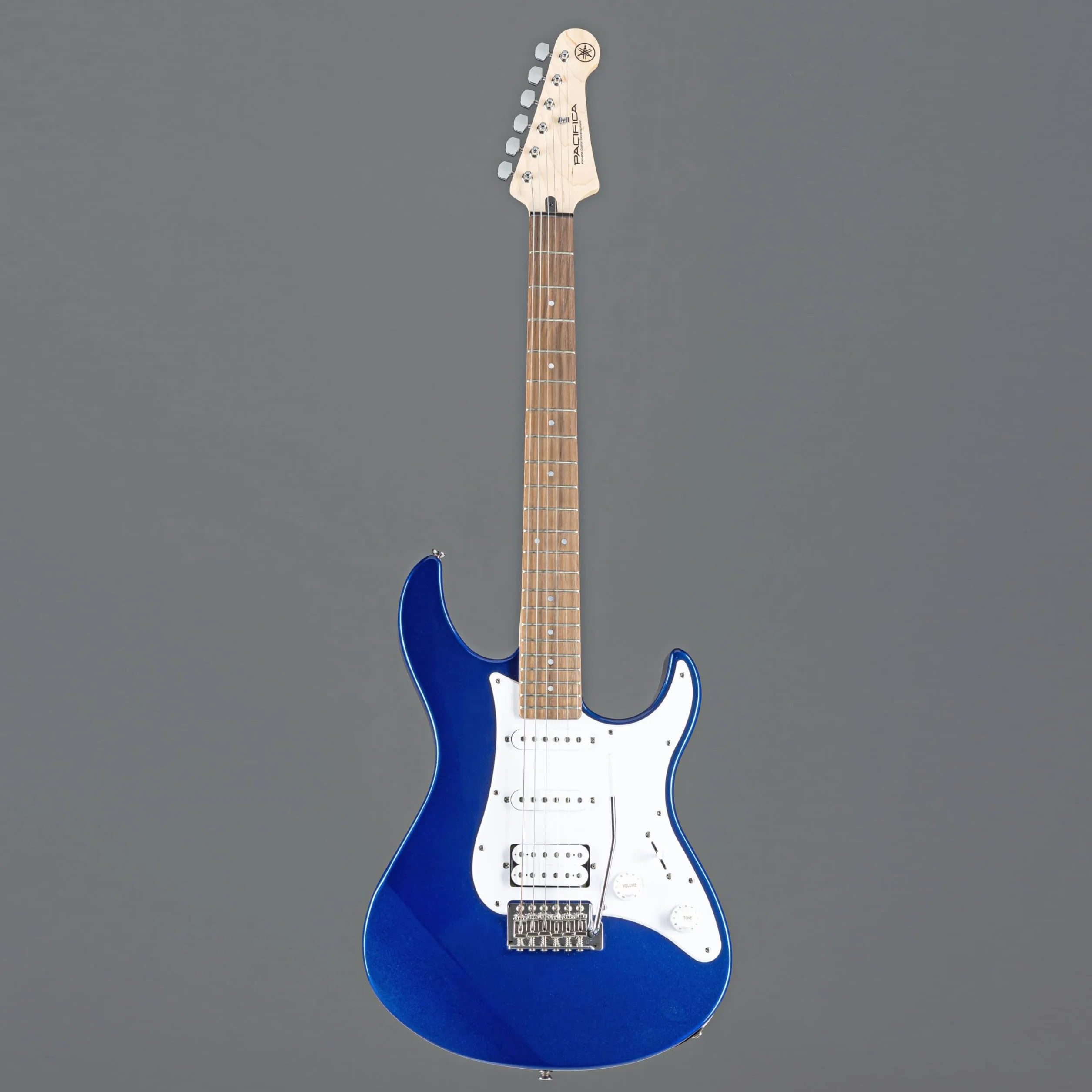 Yamaha Pacifica 012 Guitarra Eléctrica Guitarra 4/4 de madera, 64.77 cm, escala 25.5 pulgadas, 6 cuerdas, selector pastillas de 5 posiciones, Color Azúl Metálico
