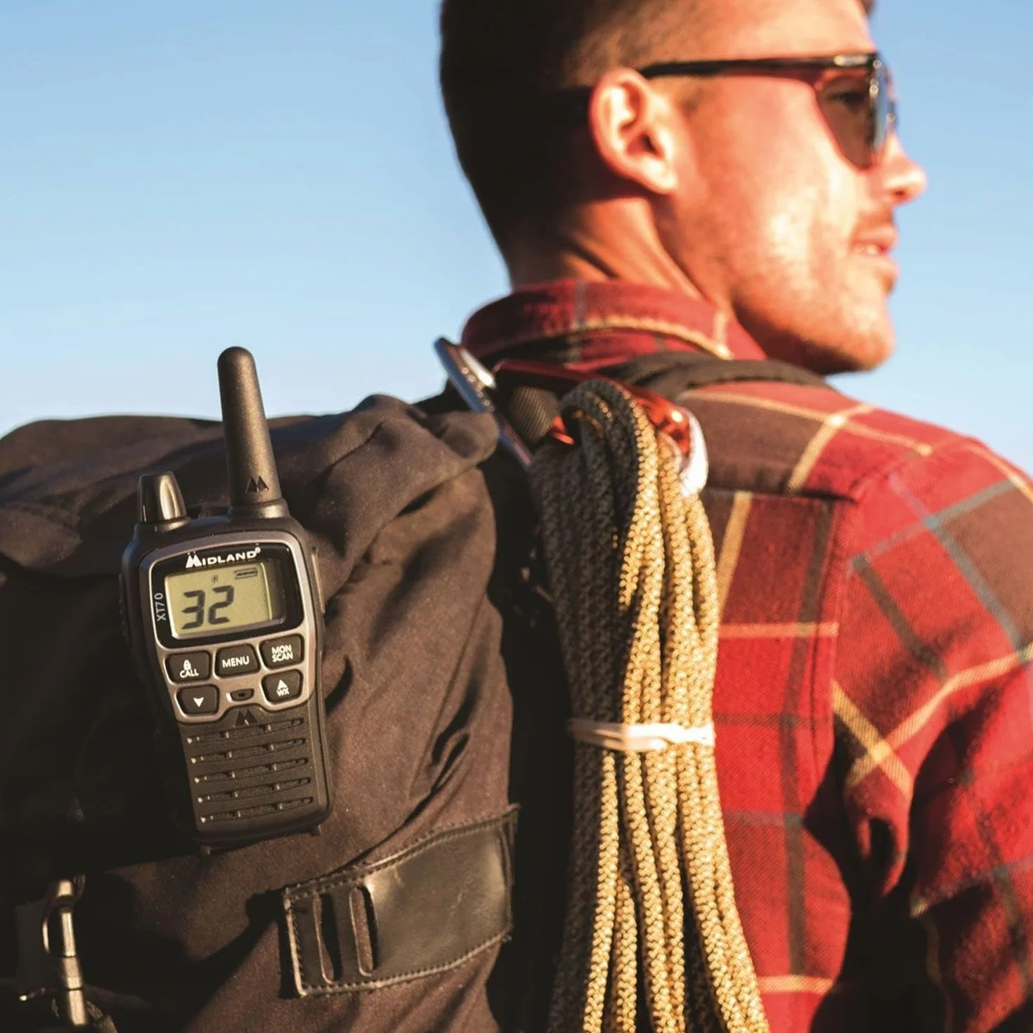 Midland C1180 XT70 - Walkie Talkie Profesional de Doble Banda con Carga Rápida - Gris - Formato 69 LPD y 24 PMR446, 12 km de Alcance, 38 Tonos, 83 Códigos - Set de 2 Transceptores