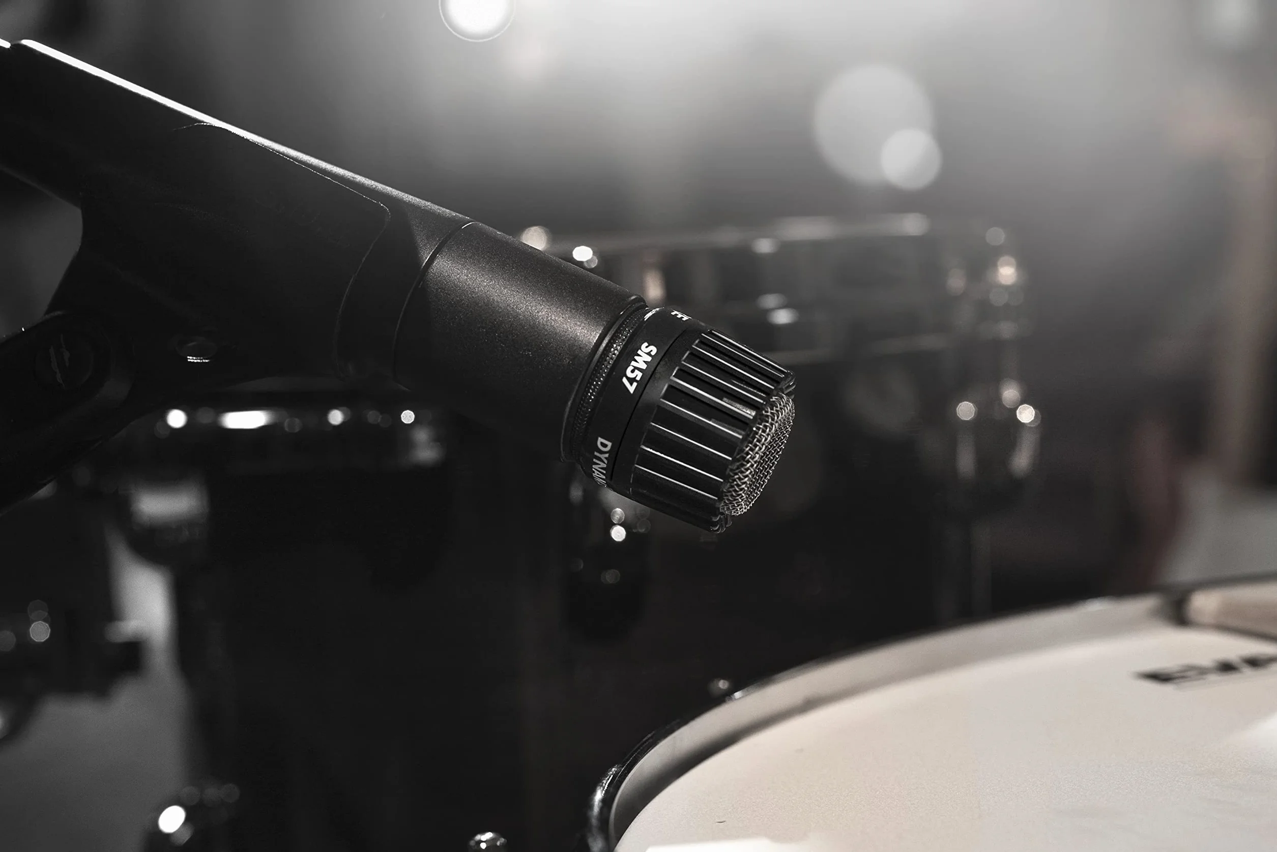 Shure SM57 Micrófono de Instrumento dinámico cardioide con Soporte de Choque neumático, Clip de micrófono A25D, Bolsa de Almacenamiento, Conector XLR de 3 Pines, sin Cable Incluido (SM57-LCE)