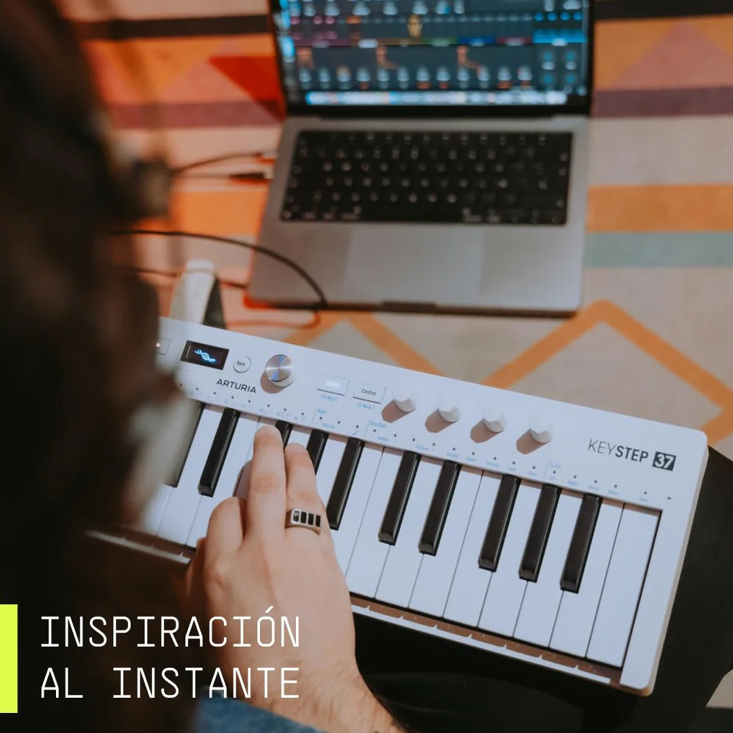 Arturia - Keystep 37 MK2 - Controlador, secuenciador y arpegiador MIDI - Slimkey de 37 teclas, pantalla OLED, Secuenciador por pasos polifónico, Arpegiador con 16 modos, Compatible con CV - Blanco