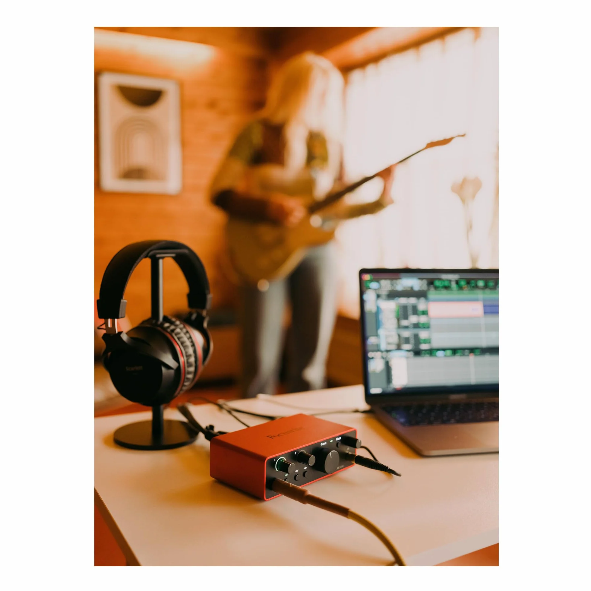 Focusrite Scarlett Solo 4.ª gen. interfaz de audio USB para guitarristas, cantantes o productores. Grabación con sonido de estudio y alta fidelidad y todo el software que necesitas