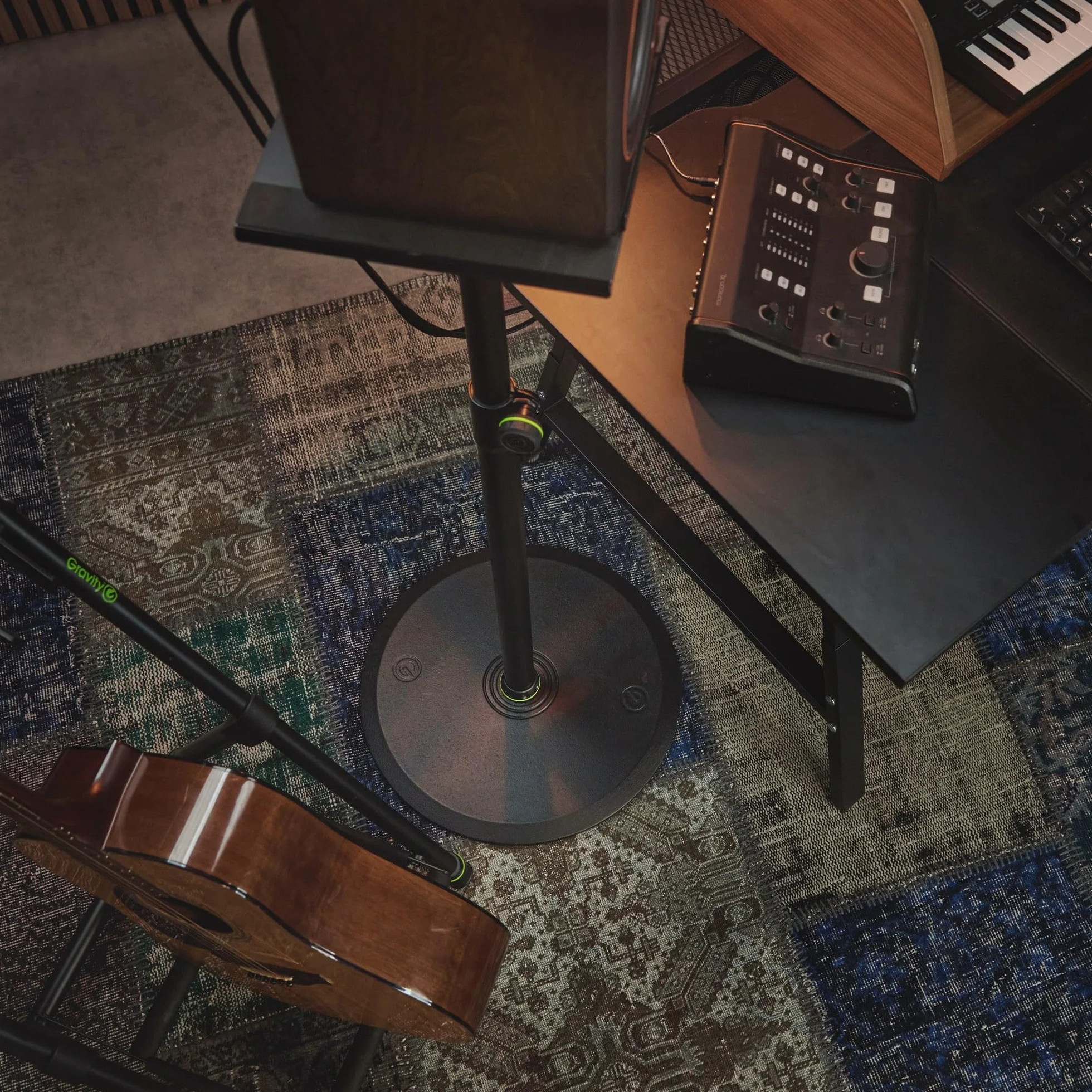 Gravity SP 3202 LR B soporte de monitor de estudio con base redonda grande