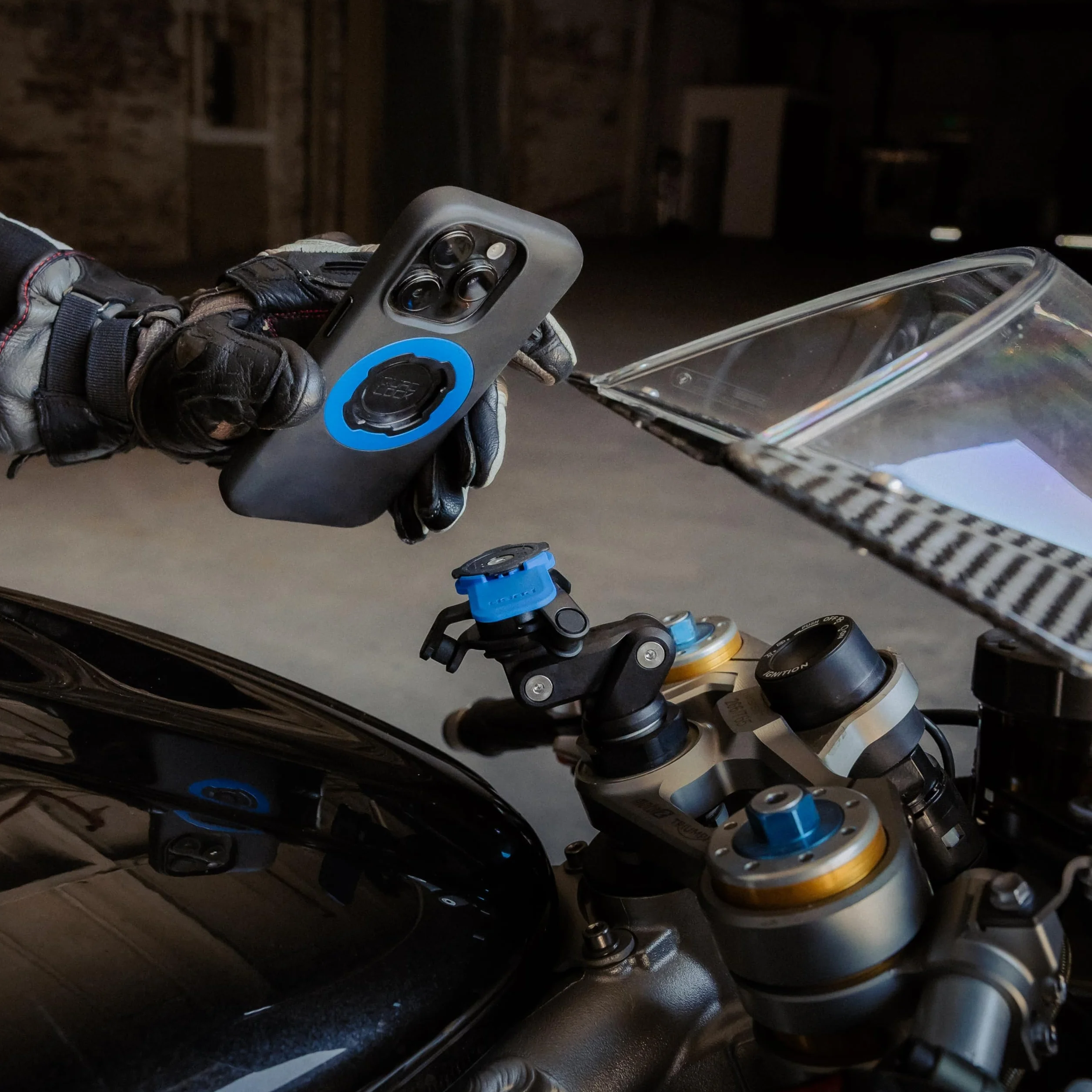 QUAD LOCK Soporte de Teléfono para Moto con Amortiguador de Vibraciones Funda iPhone 17 Pro MAX