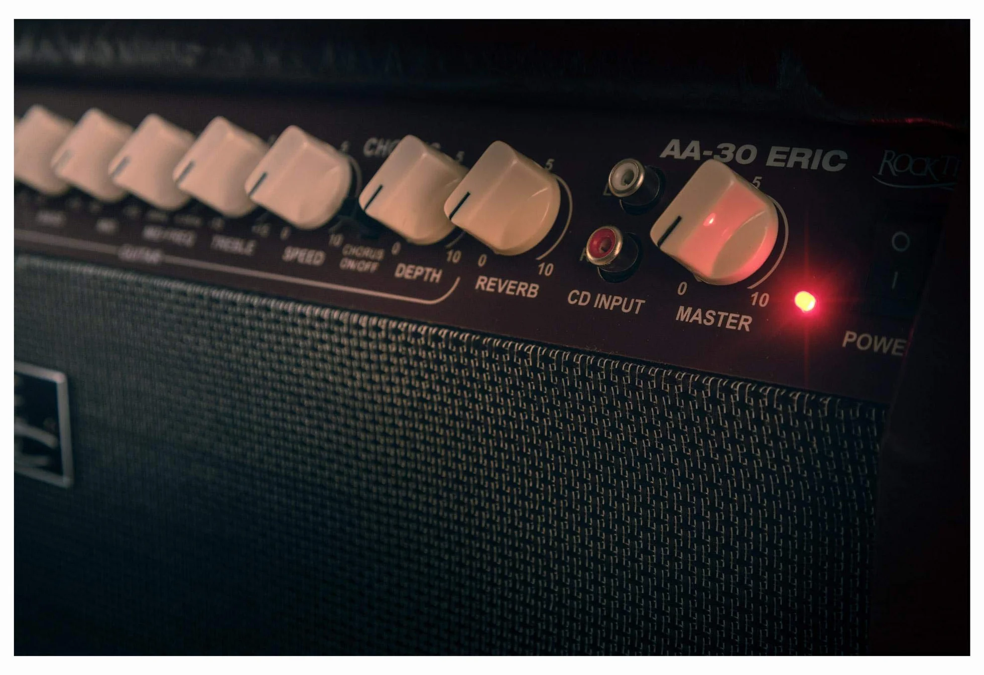 Rocktile AA-30 BN Eric Amplificador Acústico 30W, 2 Canales (Mic y Guitarra), Altavoz 10" + Tweeter 2.5", Entrada AUX, Salida línea, Efectos Chorus y Reverb, Color marrón.