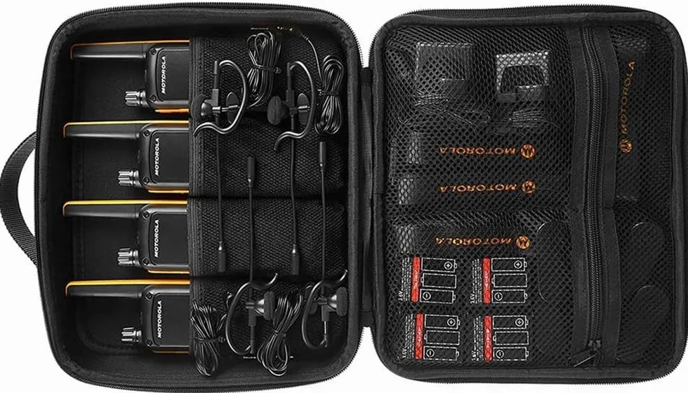 T82 Extreme Quad Set, Walkie Talkie Talkabout, Radio portátil de 4 Unidades, UHF, Negro y Amarillo, Alcance de Hasta 10km, Emparejamiento Fácil, Linterna LED