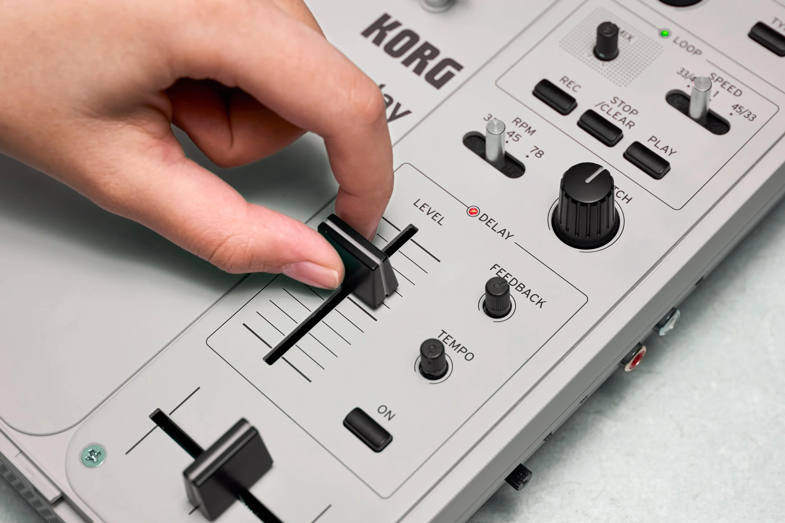 Korg - handytraxx play - Tocadiscos Portátil para DJ con Altavoz y Efectos Digitales
