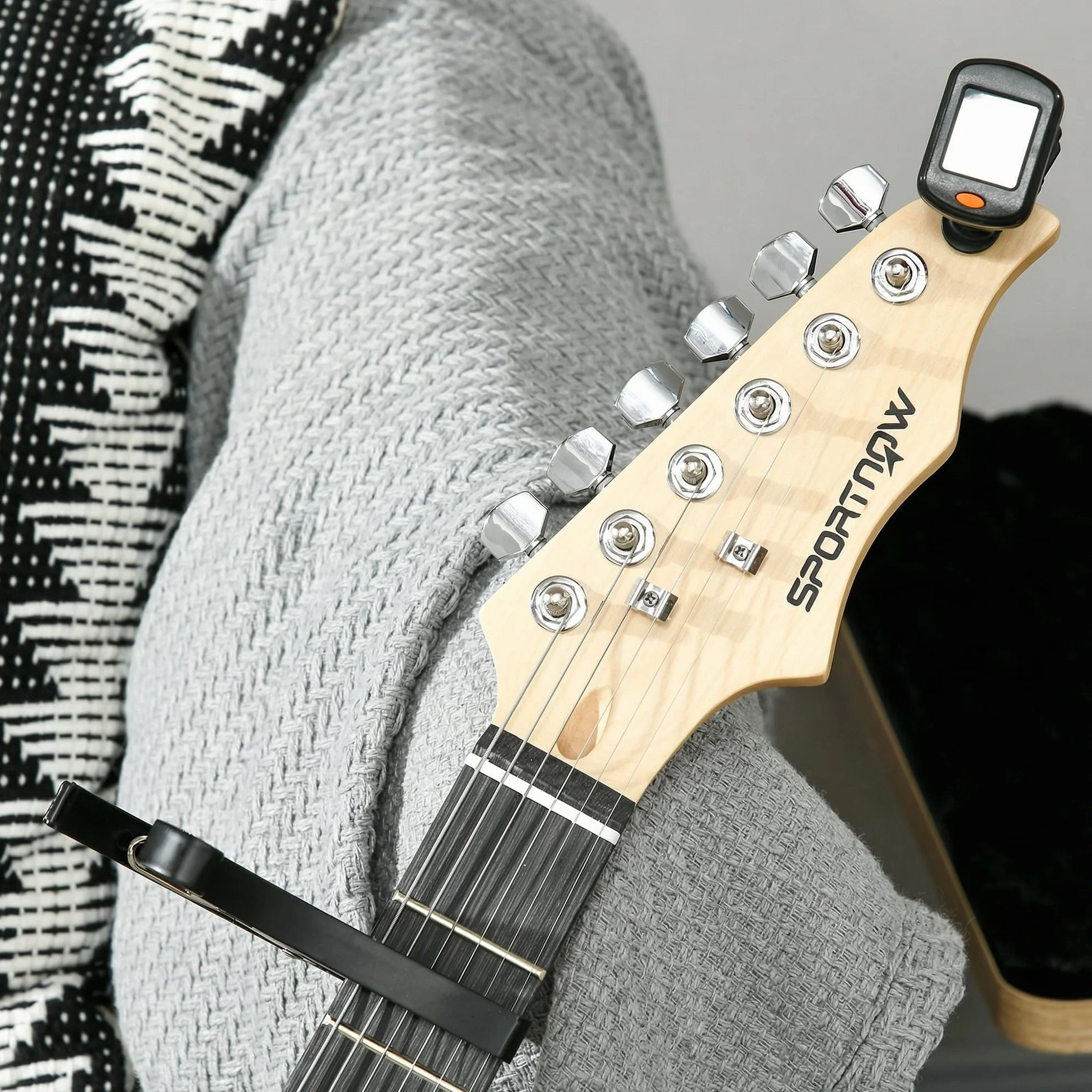 SPORTNOW Kit Guitarra Eléctrica de Iniciación, Guitarra Eléctrica con Amplificador de 15W, Afinador Digital, Cuerdas, Correa, 3 Púas y Funda de Transporte, para Adultos, Adolescentes, Negro