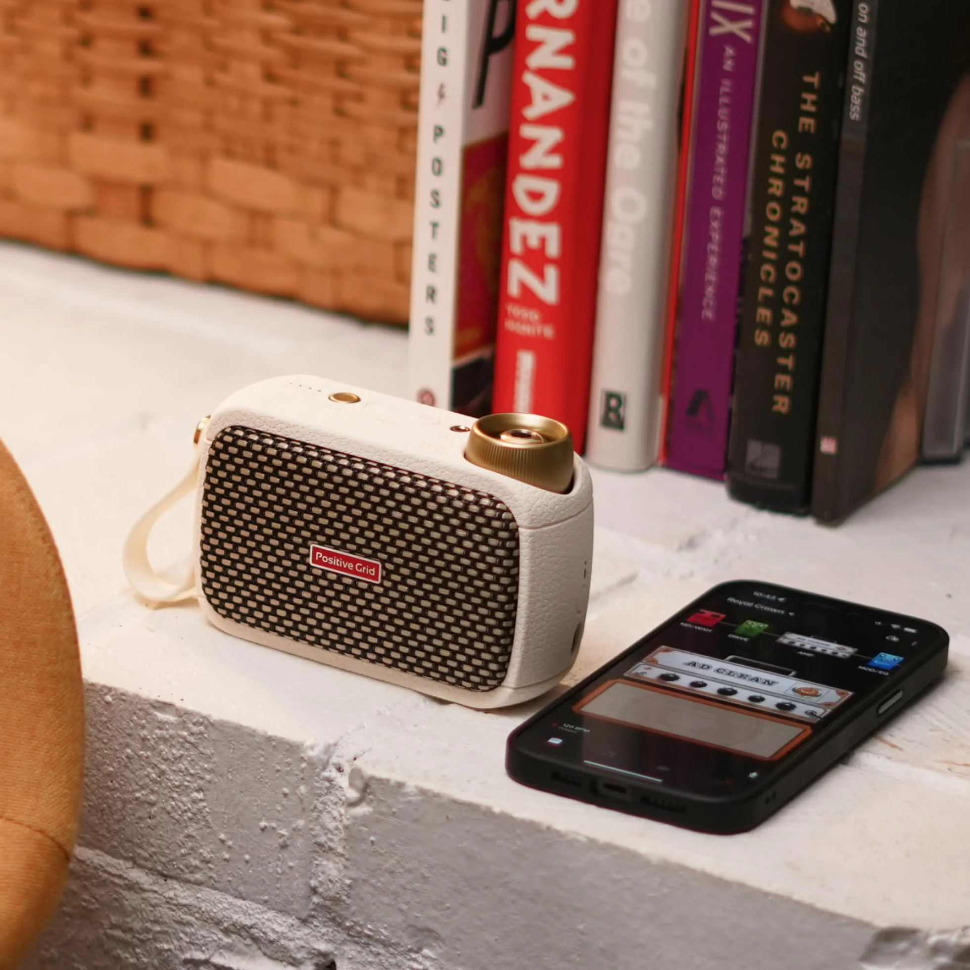 Positive Grid Spark GO Pearl 5 W Amplificatore Smart Ultra portatile per Chitarra, amplificatore per cuffie e altoparlante Bluetooth con App Smart per Chitarra elettrica, acustica o Basso - Perlado