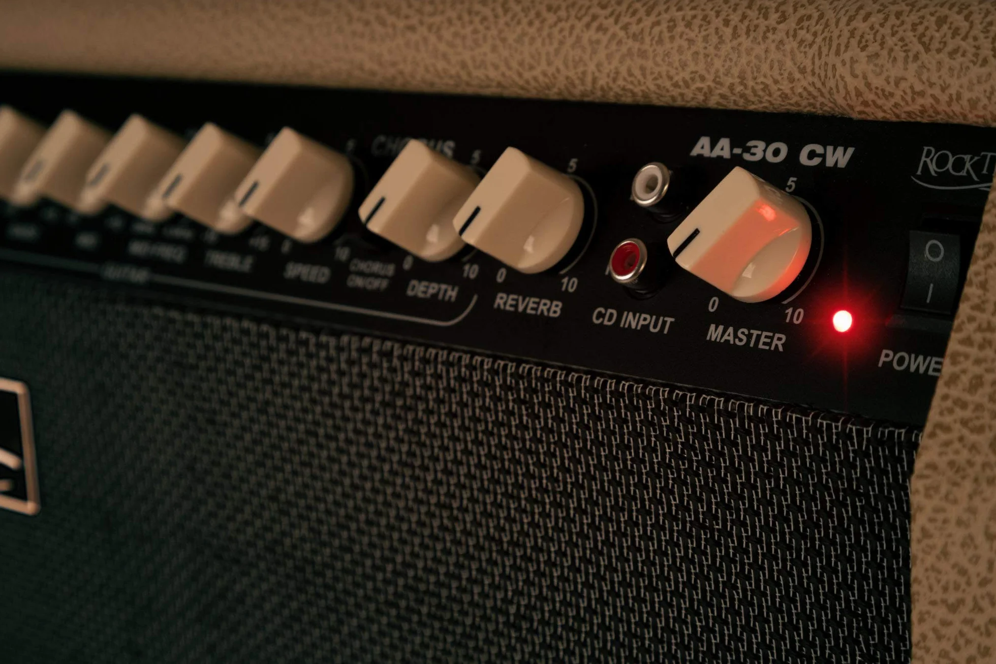 Rocktile AA-30 CW Eric Amplificador Acústico 30W, 2 Canales (Mic y Guitarra), Altavoz 10" + Tweeter 2.5", Entrada AUX, Salida línea, Efectos Chorus y Reverb, Color Crema.