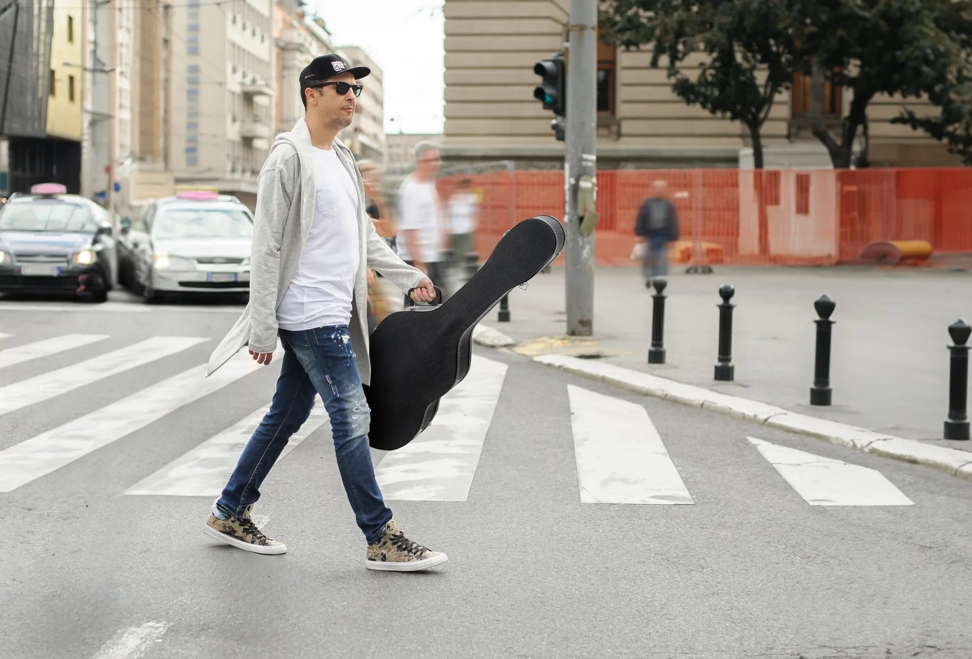 ROCKTILE Funda Deluxe para Guitarra Clásica - Funda Robusta para Guitarra Clásica Y De Concierto - Piel Sintética con Forro Interior Suave - Compartimento Integrado Y Asa - Cerrable - Negro