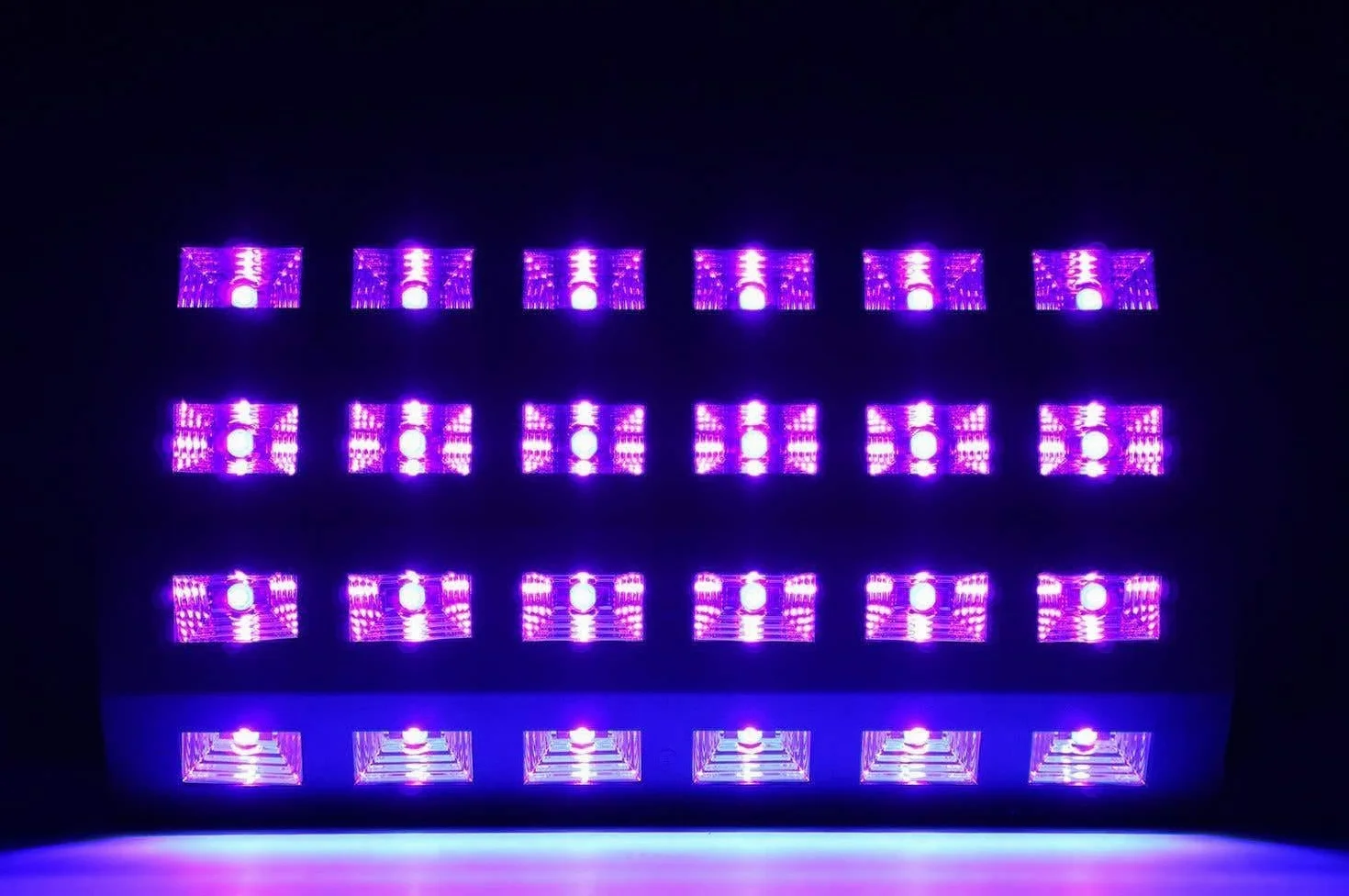 BeamZ BUV463 Lámpara Blacklight, Blacklight Party, 24 x 3 W LED UV con 4 Secciones y Estrobo, DMX UV Spotlight, Blacklight LED, Luz UV, Lámpara Blacklight, Blacklight Disco Neon Party