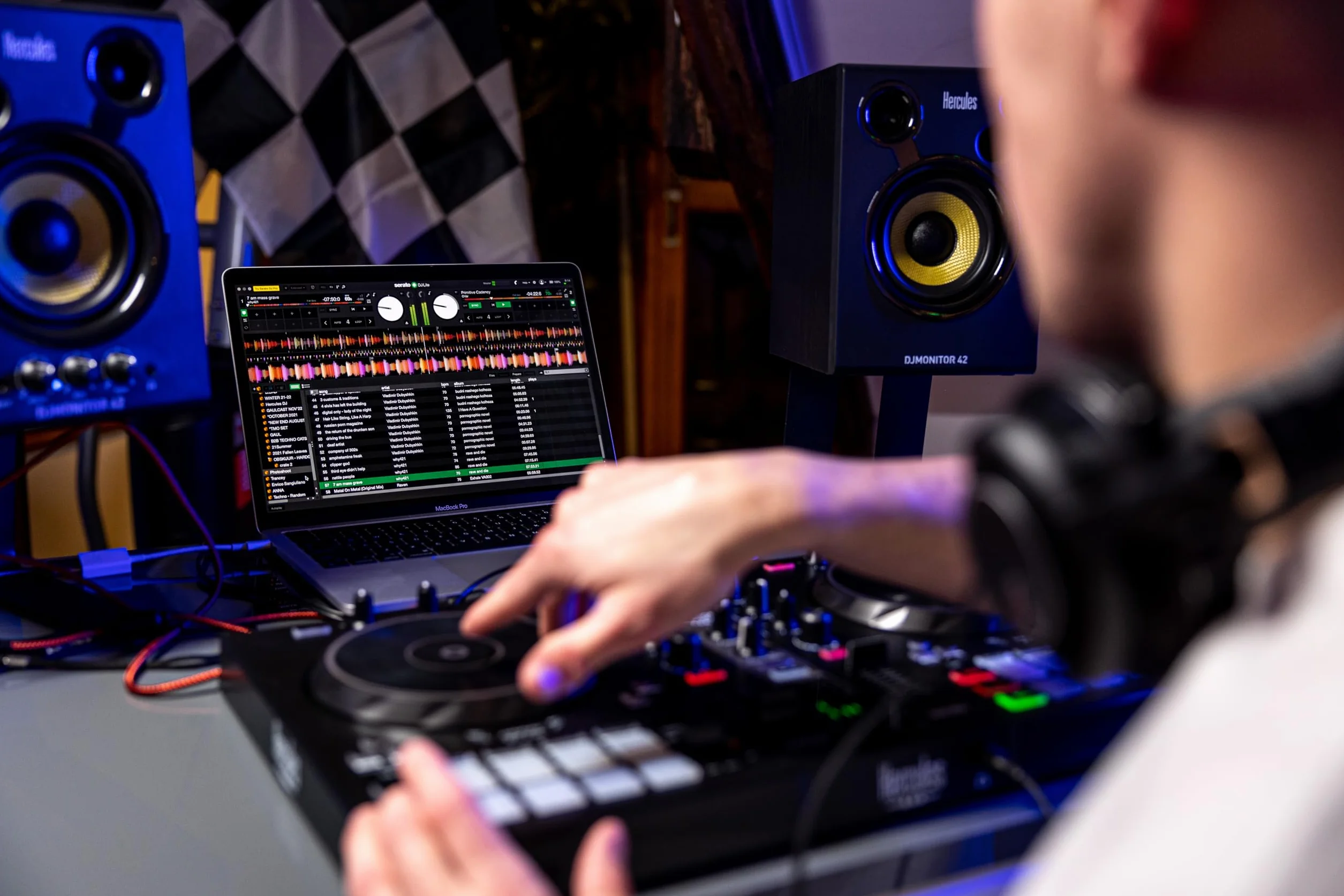 Hercules DJ Essentials Kit - Pack Completo para DJ (Incluye Controladora Inpulse 200, Monitores DJMonitor 32, Auriculares HDP DJ45 y Software con Tutoriales) Negro