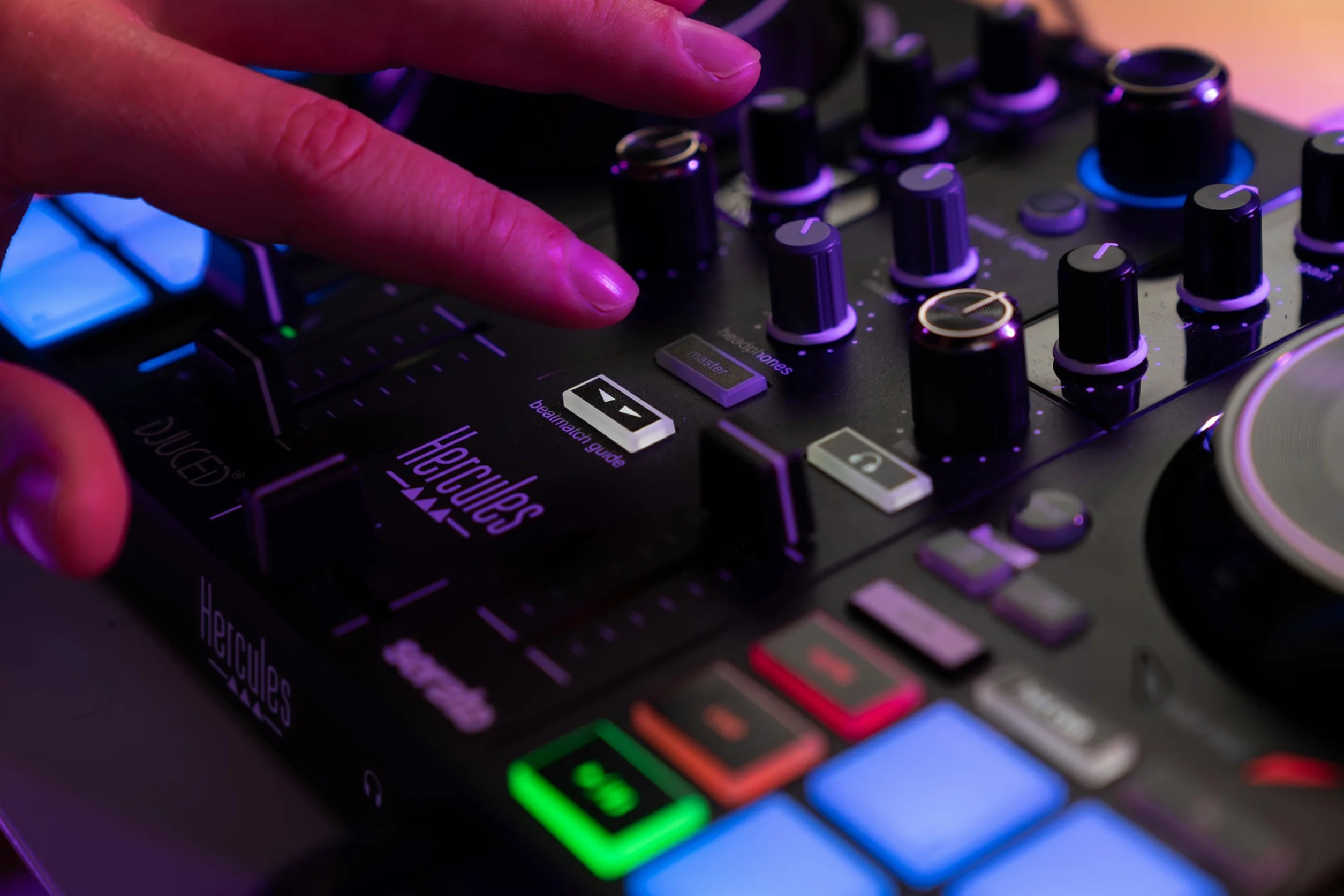 Hercules DJControl Inpulse 200 MK3 – Controladora de DJ ideal para empezar a pinchar – Software y tutoriales incluidos – Streaming de Spotify y Apple Music con Serato DJ Lite