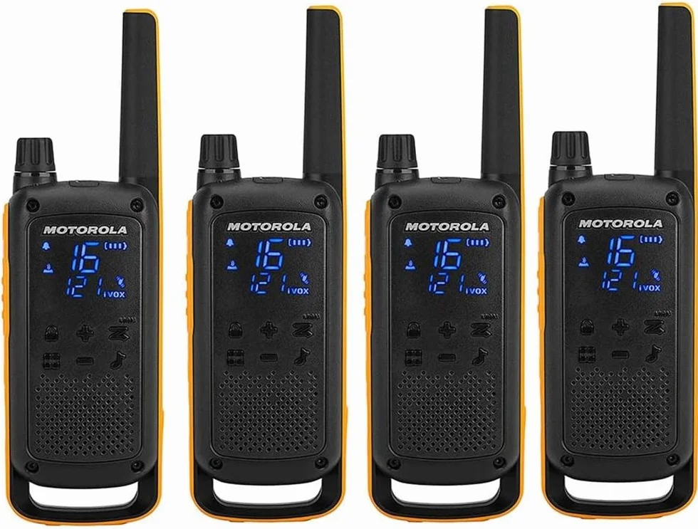 T82 Extreme Quad Set, Walkie Talkie Talkabout, Radio portátil de 4 Unidades, UHF, Negro y Amarillo, Alcance de Hasta 10km, Emparejamiento Fácil, Linterna LED
