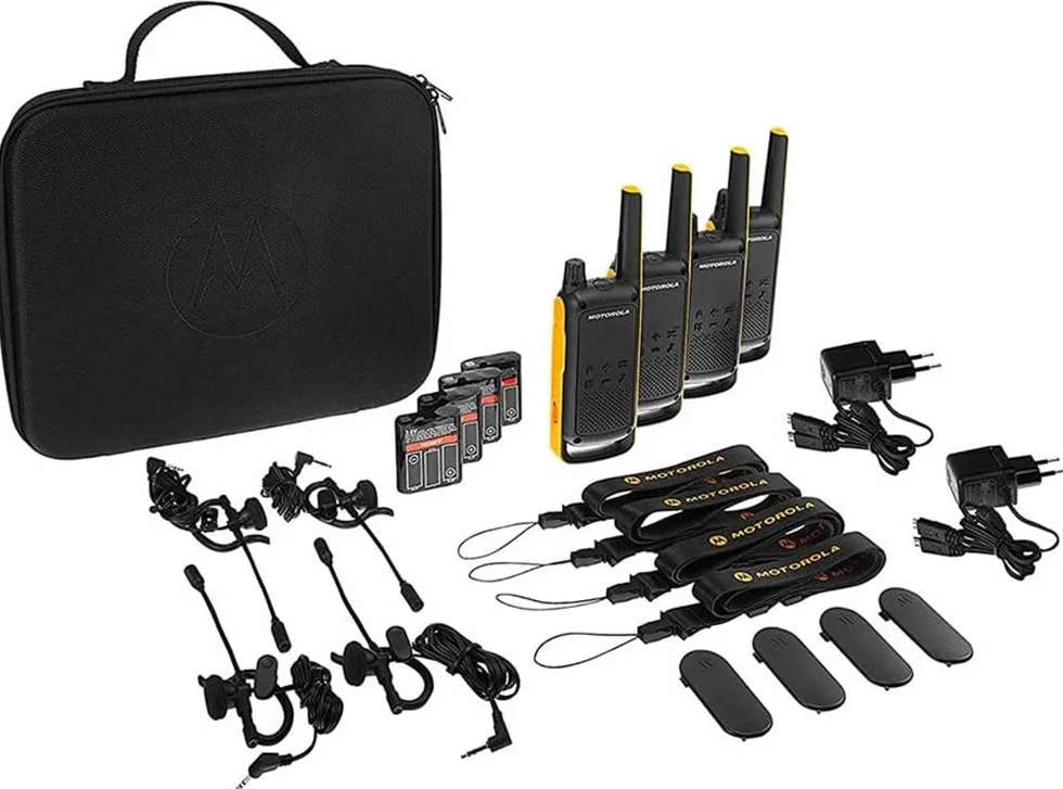 T82 Extreme Quad Set, Walkie Talkie Talkabout, Radio portátil de 4 Unidades, UHF, Negro y Amarillo, Alcance de Hasta 10km, Emparejamiento Fácil, Linterna LED