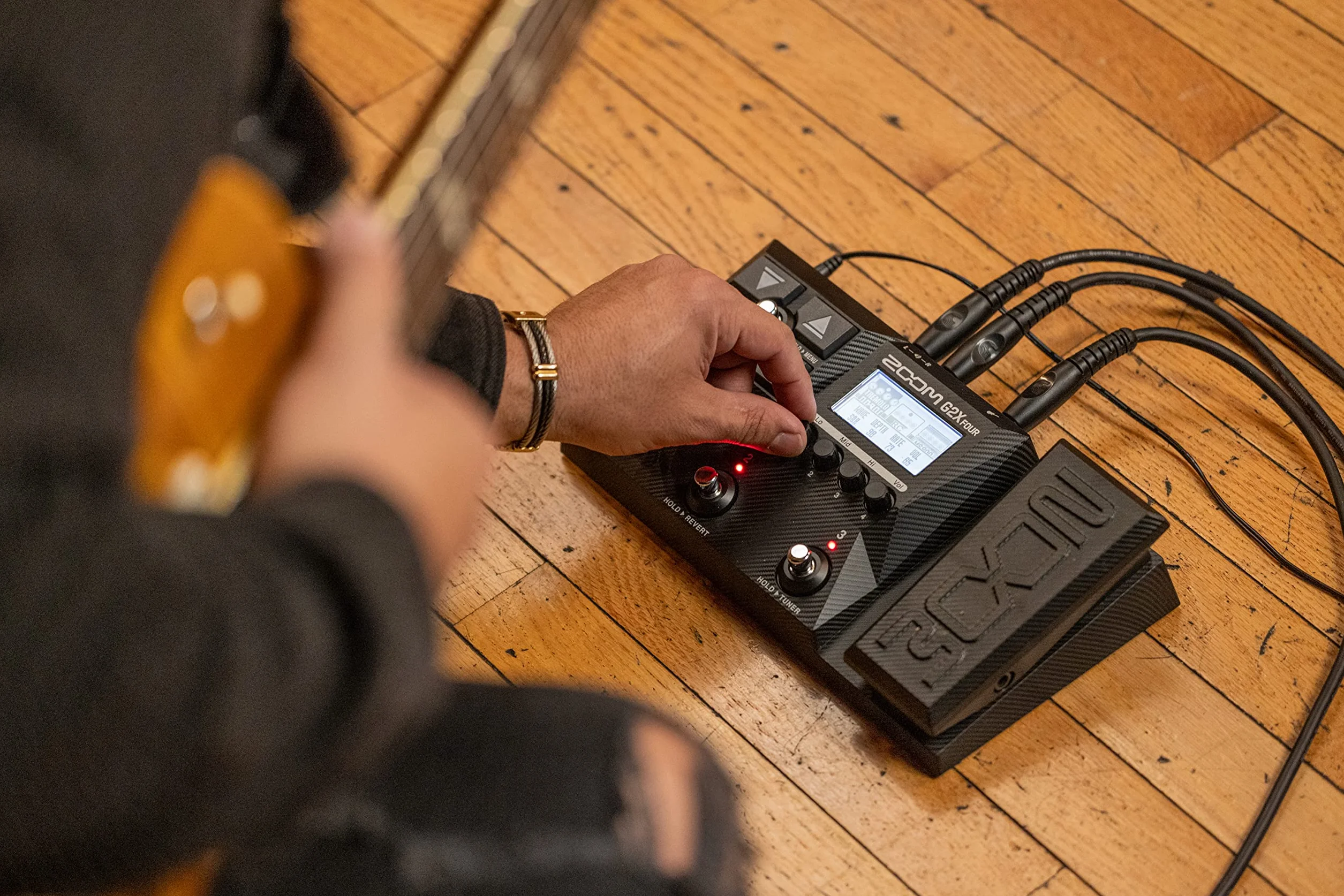 Zoom G2X FOUR Pedal multiefectos para guitarra con pedal de expresión, IR multicapa, modelado de amplificadores, 75+ efectos, looper, caja de ritmos, afinador, audio interface, ligero