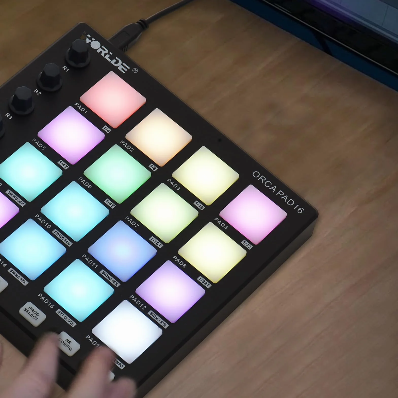 Controlador MIDI, controlador MIDI HUIOP Máquina de Beat Maker 6 perillas asignables, botones de repetición de notas de nivel completo y software de producción, mini controlador MIDI portátil,