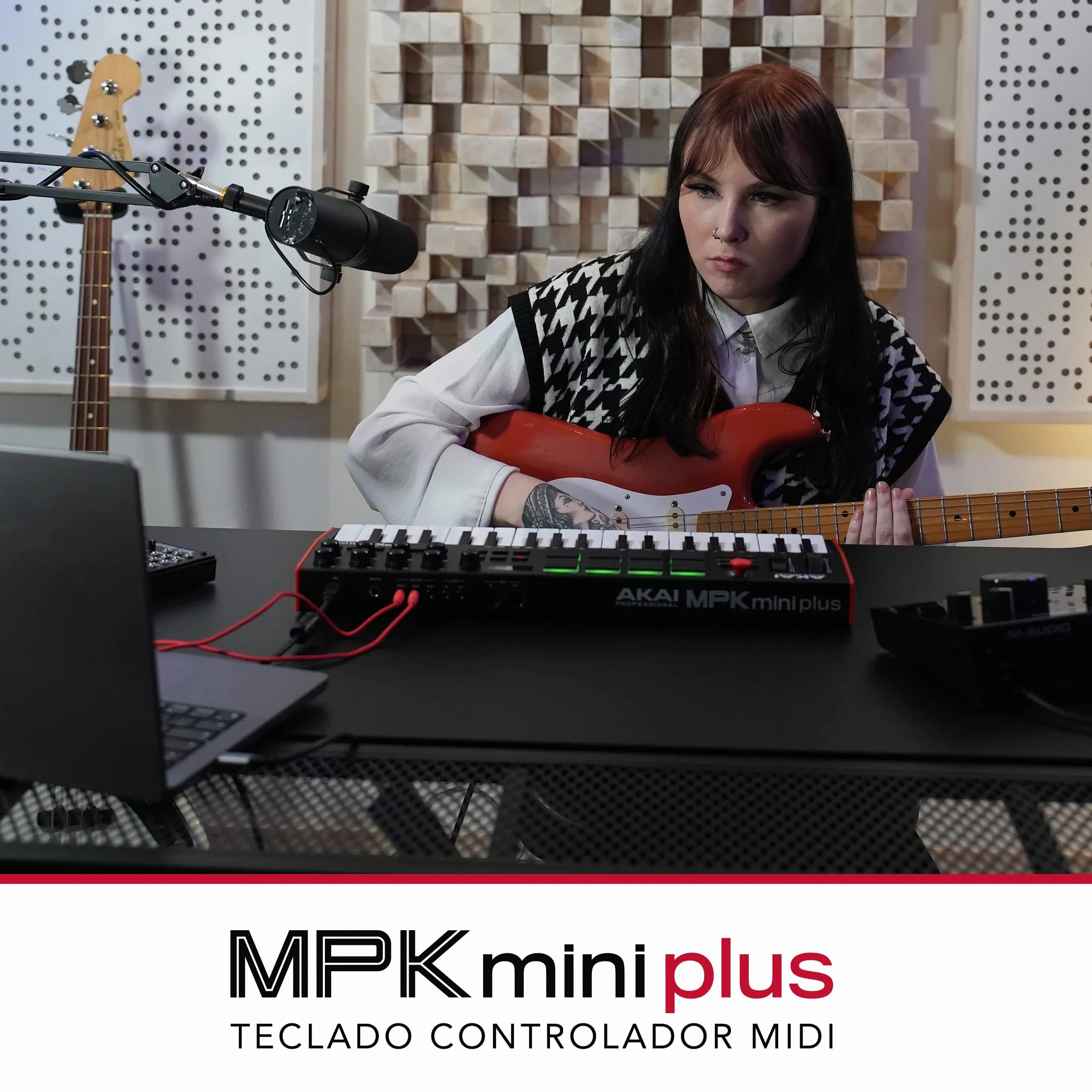 Akai Professional MPK Mini Plus - Teclado Controlador MIDI USB de 37 Mini Teclas con 8 Pads MPC, Secuenciador, MIDI/CV/Gate I/O, Software de Producción y Native Instruments Sound Package