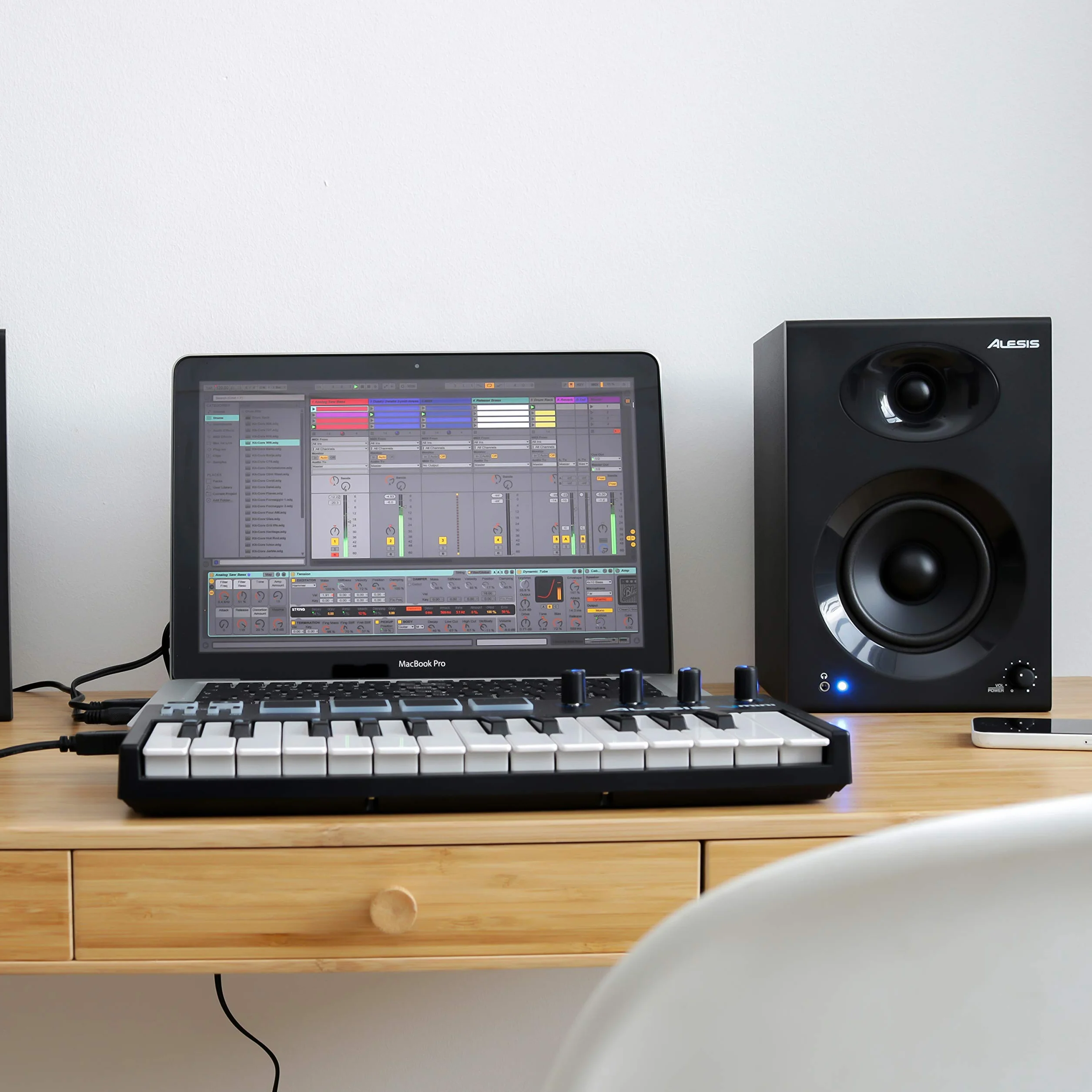 Alesis Elevate 3 MKII - Pareja de Altavoces de Escritorio y monitores de Estudio amplificados, para producción Musical, PC/Mac, Multimedia, Juegos, 60W
