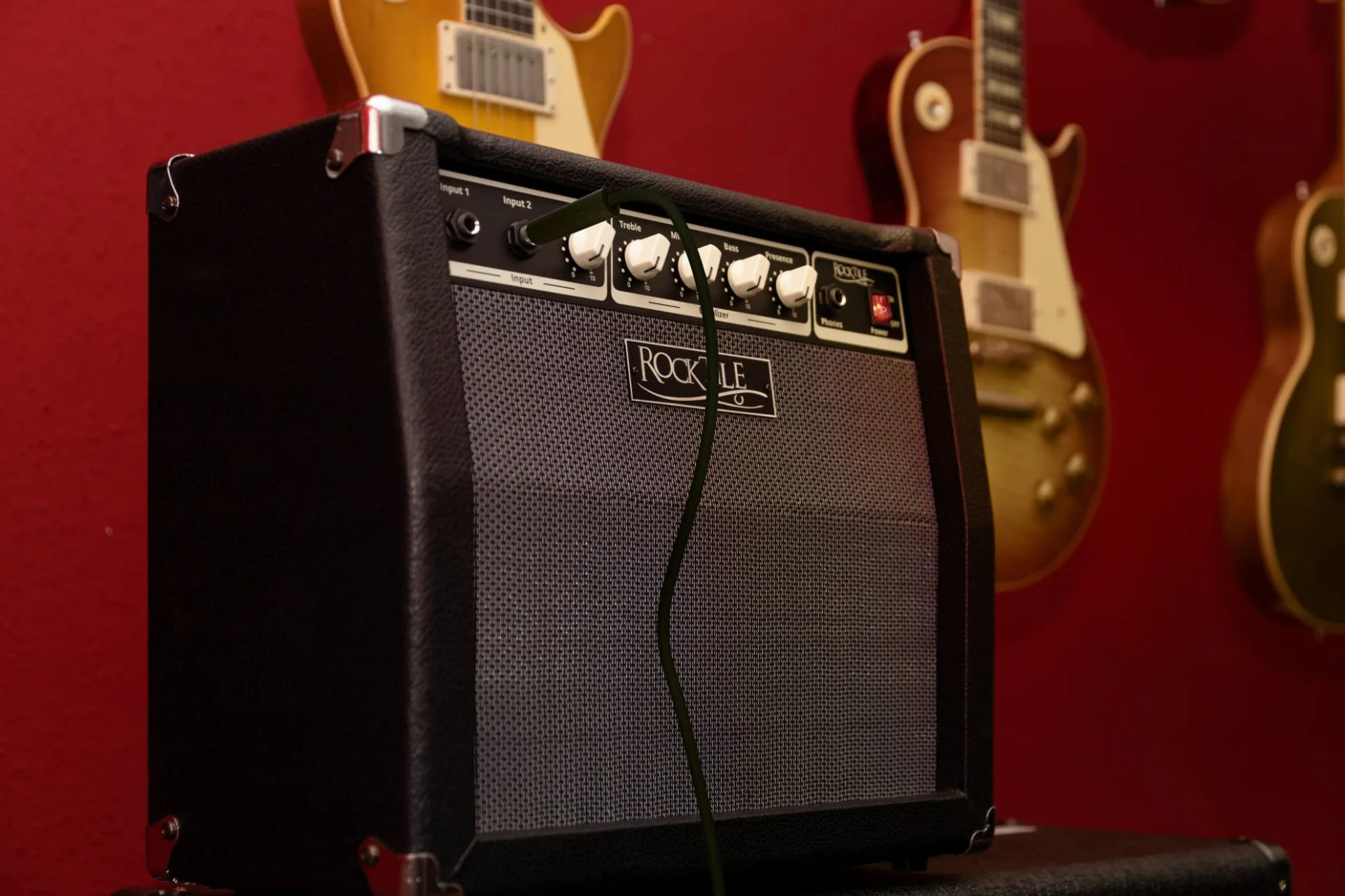 Rocktile BA-30 Jaco Basscombo 30W - Amplificador Combo para Bajos Activos y pasivos - Altavoz 10" - Ecualizador 3 Bandas con Presence - Potencia 30W RMS - Color Negro.