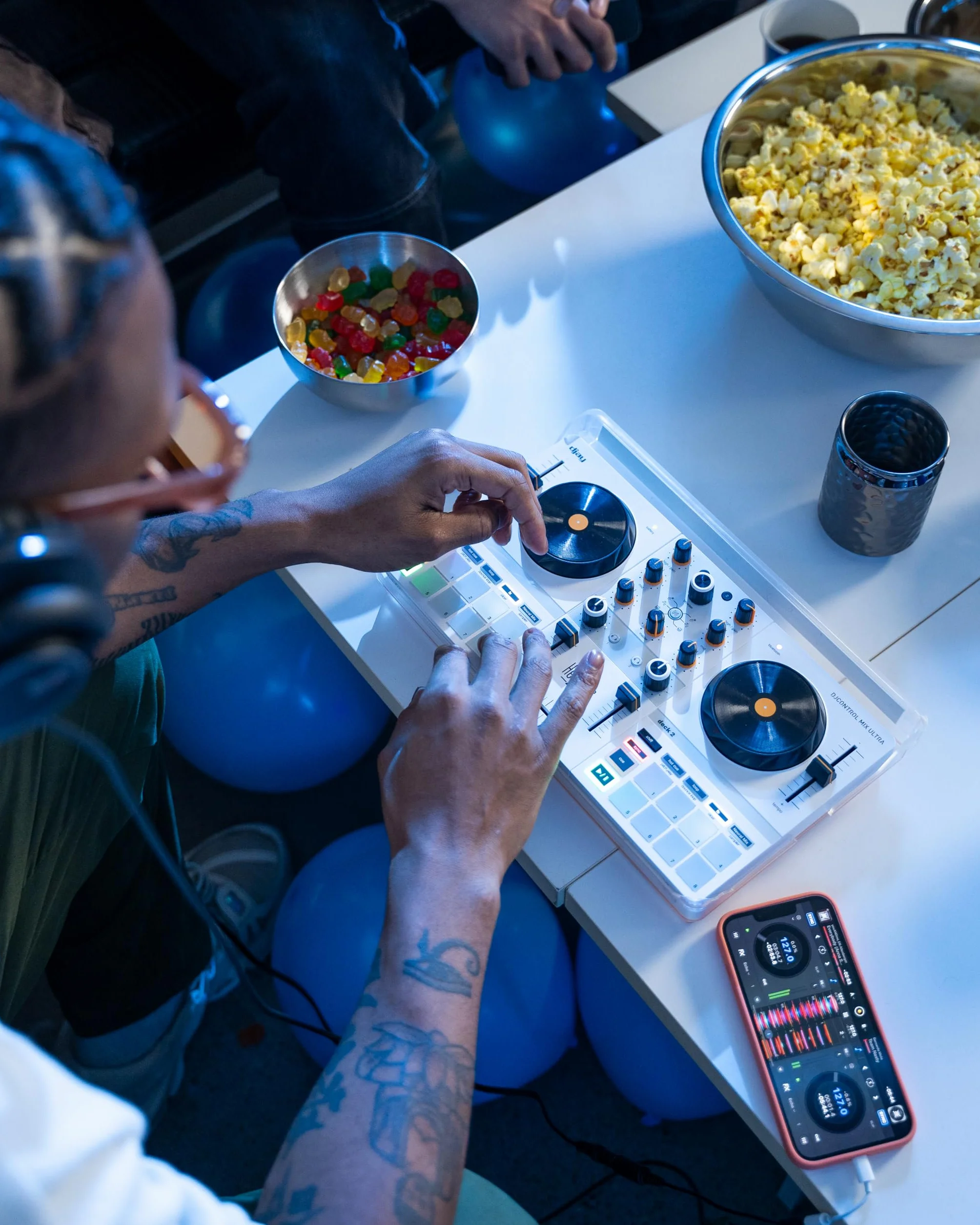 Hercules DJControl Mix - Controladora DJ Inalámbrica Bluetooth para Smartphone (iOS y Android, Algoriddim djay Incluido, Portátil, 2 Decks con 8 Pads) Blanco