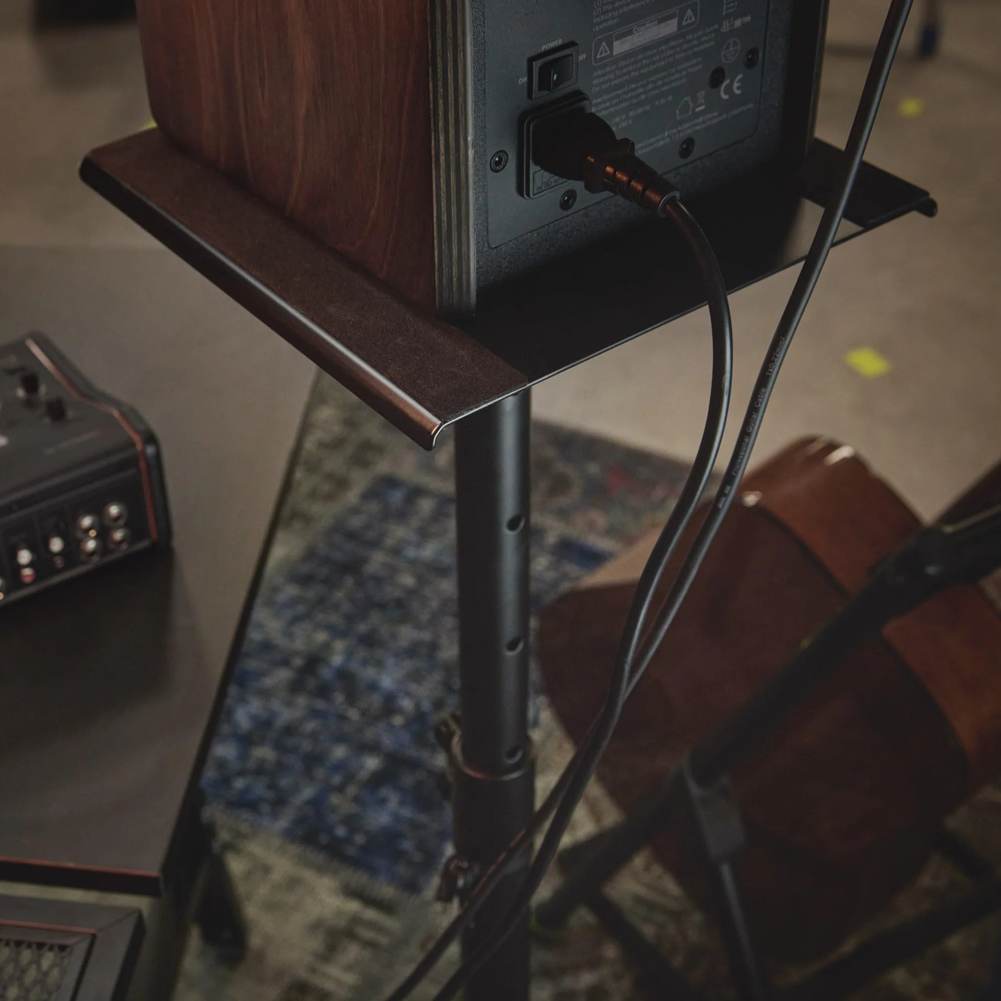 Gravity SP 3202 LR B soporte de monitor de estudio con base redonda grande