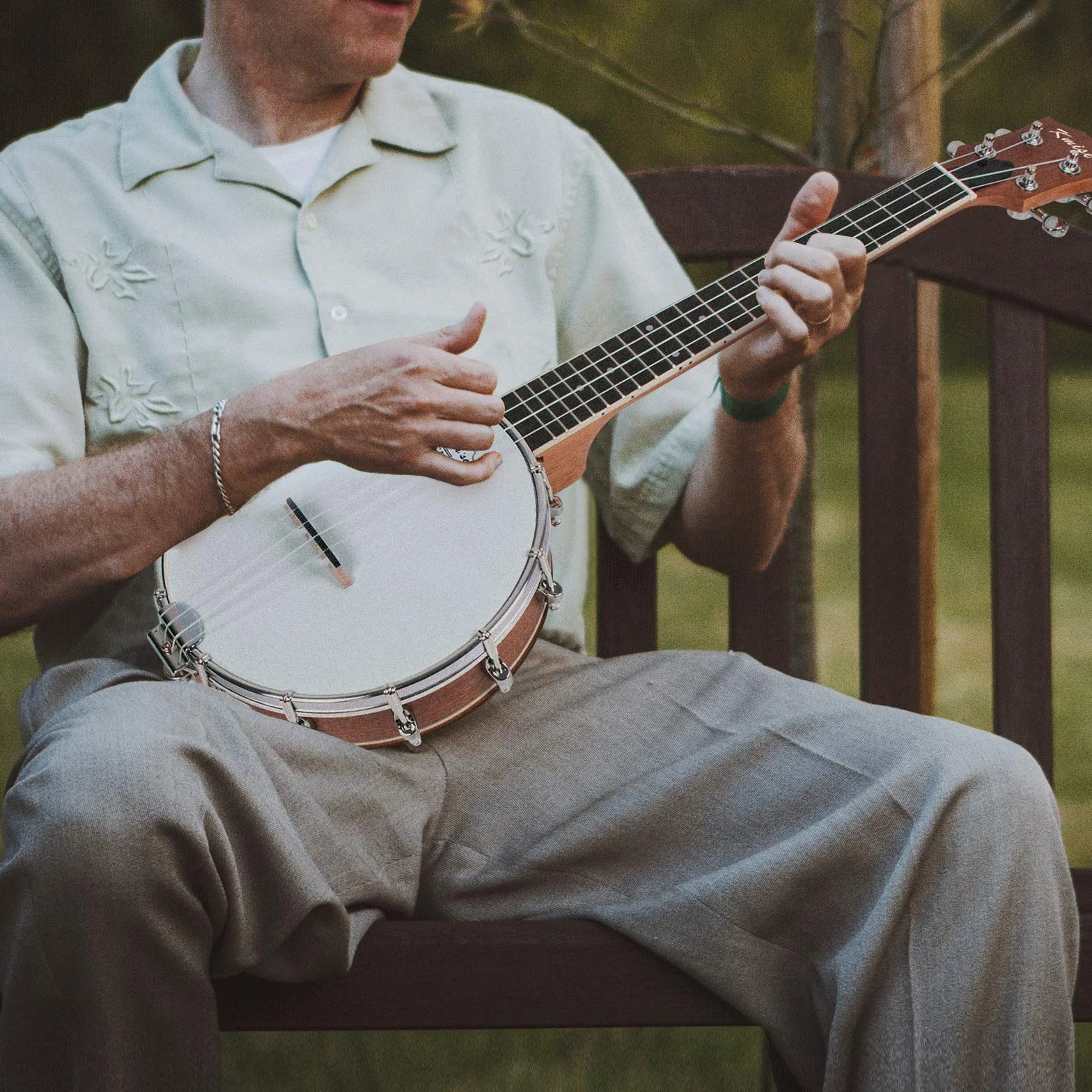 Kmise - Ukelele tenor 4 cuerdas 66 cm con bolsa, sintonizador, correa, regla, llave de puente, amarillo pardusco