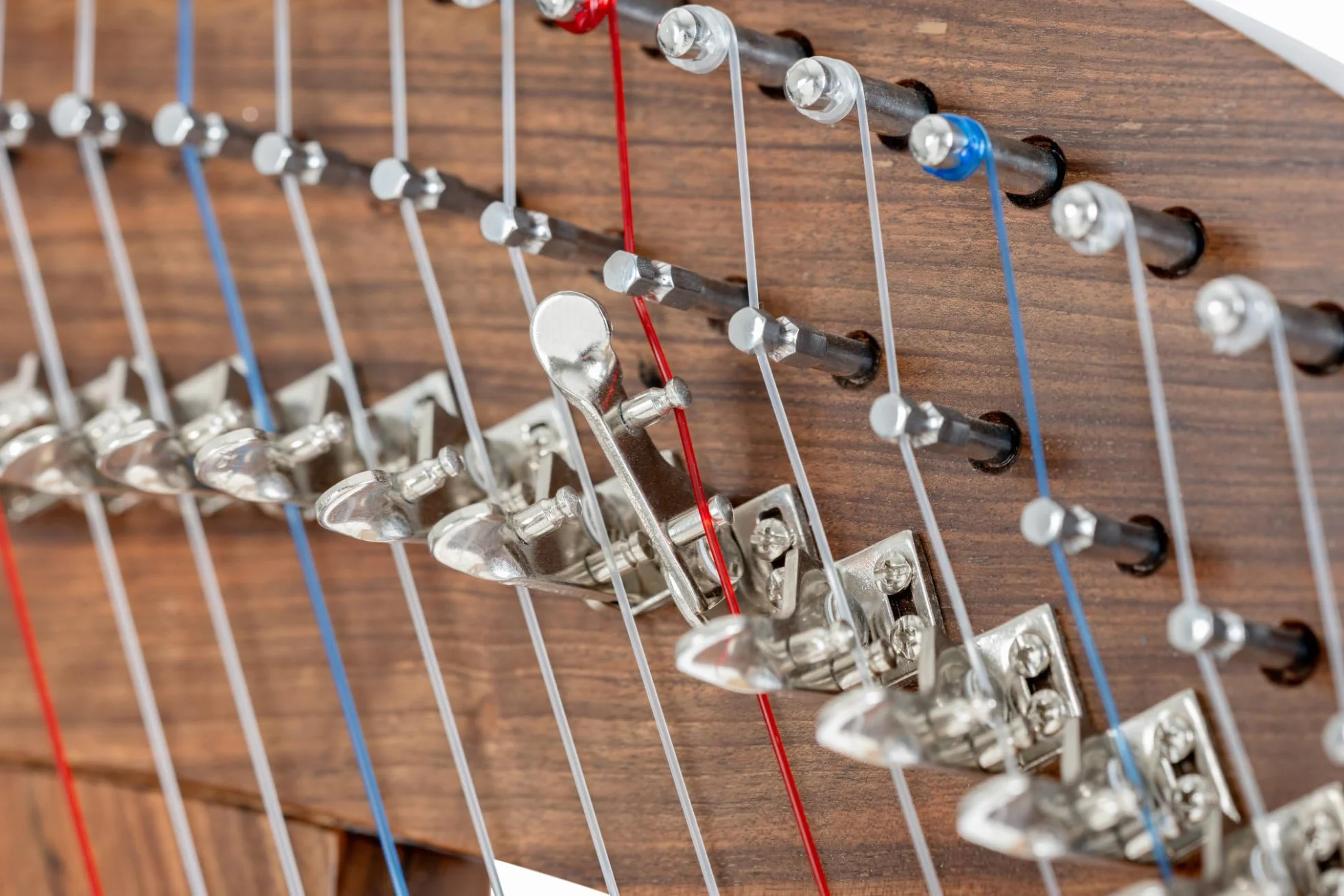 Classic Cantabile H-29 WN Arpa Celta: 29 cuerdas, semitono, afinada en Mi bemol mayor. Incluye funda, escuela, atril, afinador y 2 llaves. Altura: 101 cm.