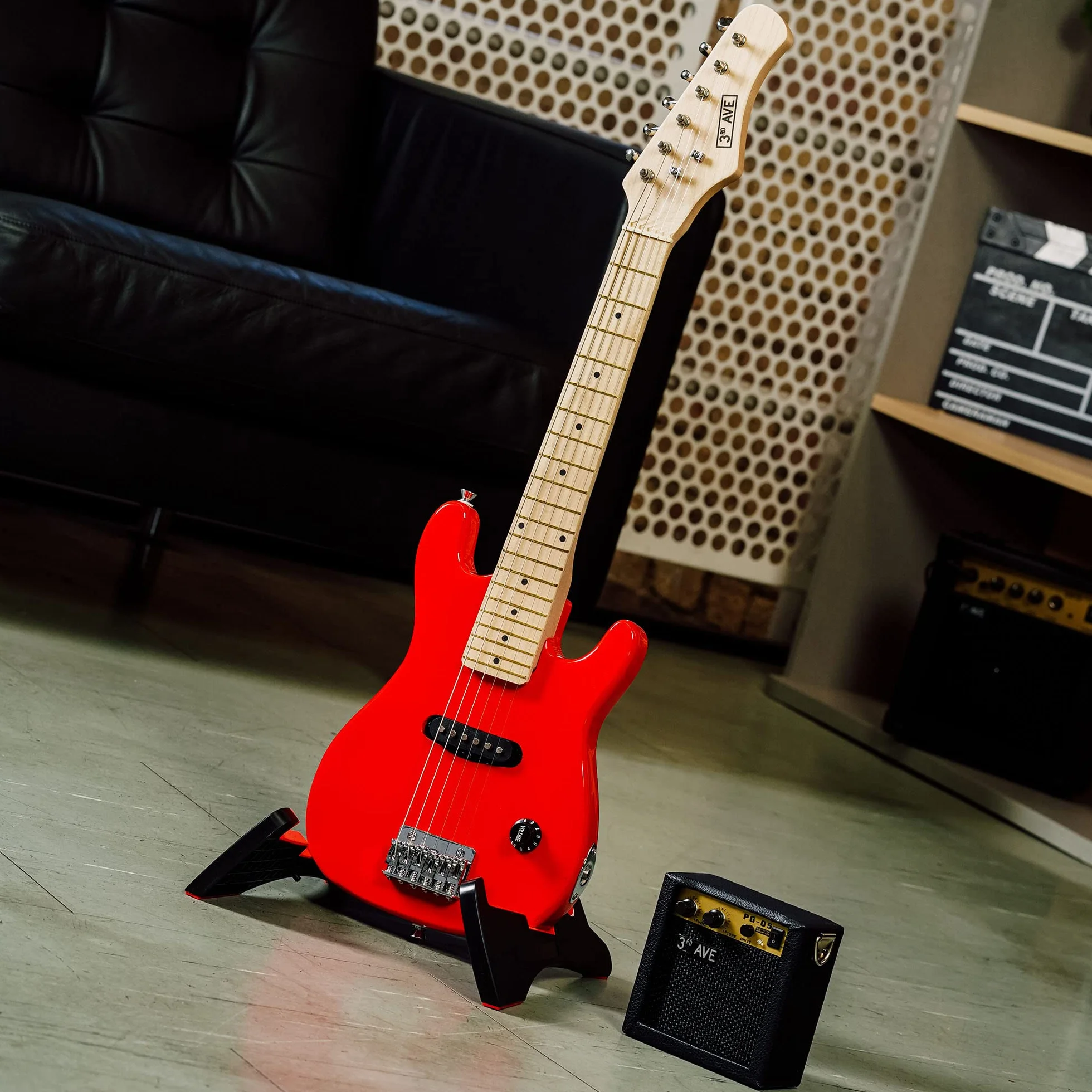 3rd Avenue Pack de guitarra eléctrica de tamaño 1/4 para niños principiantes de 3rd Avenue, amplificador portátil de 5 W, cable, funda de transporte, púas y correa, Rojo