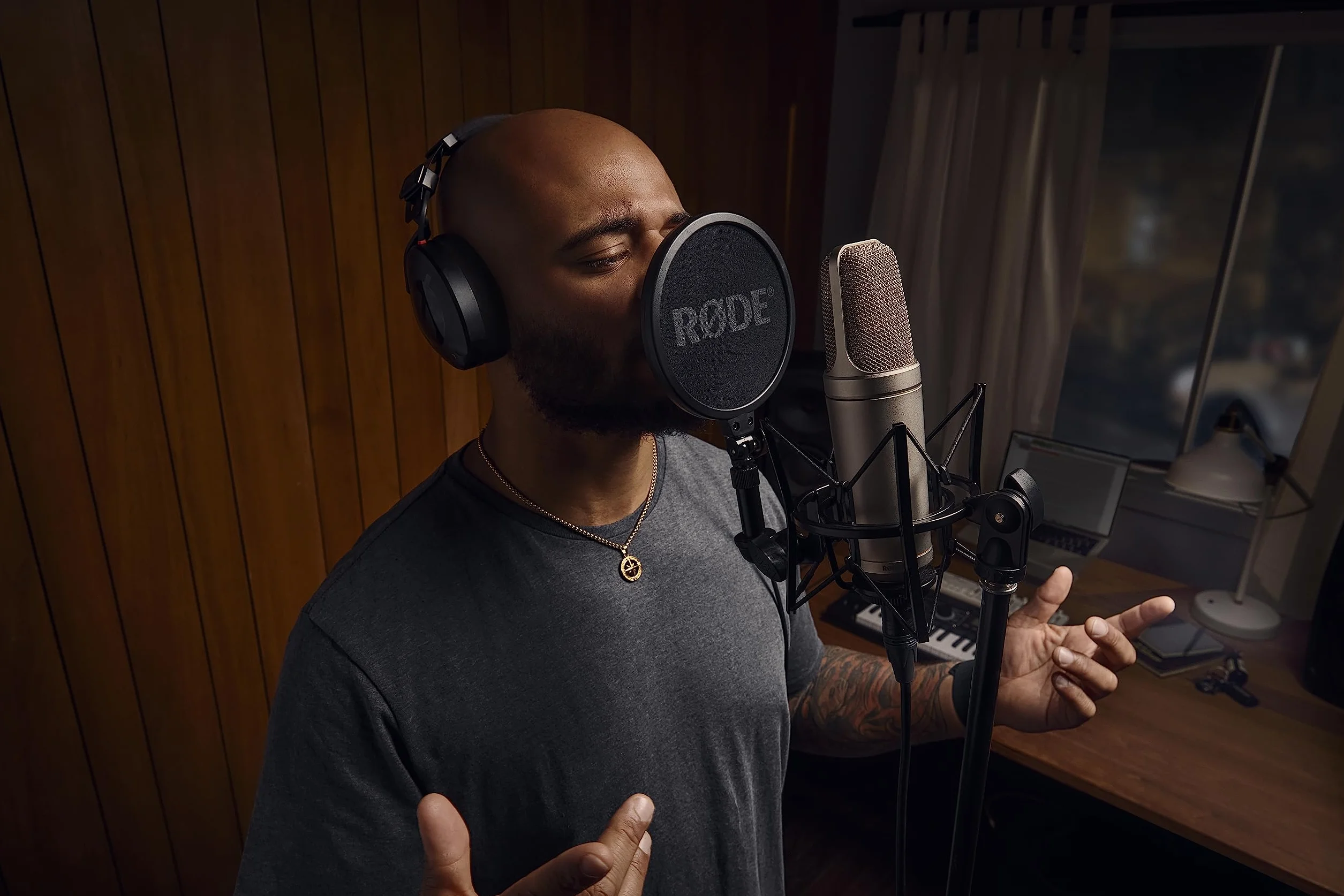RØDE NT2-A Micrófono de condensador cardioide de gran diafragma versátil RØDE NT2-A con patrón polar conmutable, atenuador y filtro paso alto para grabación de voces e instrumentos