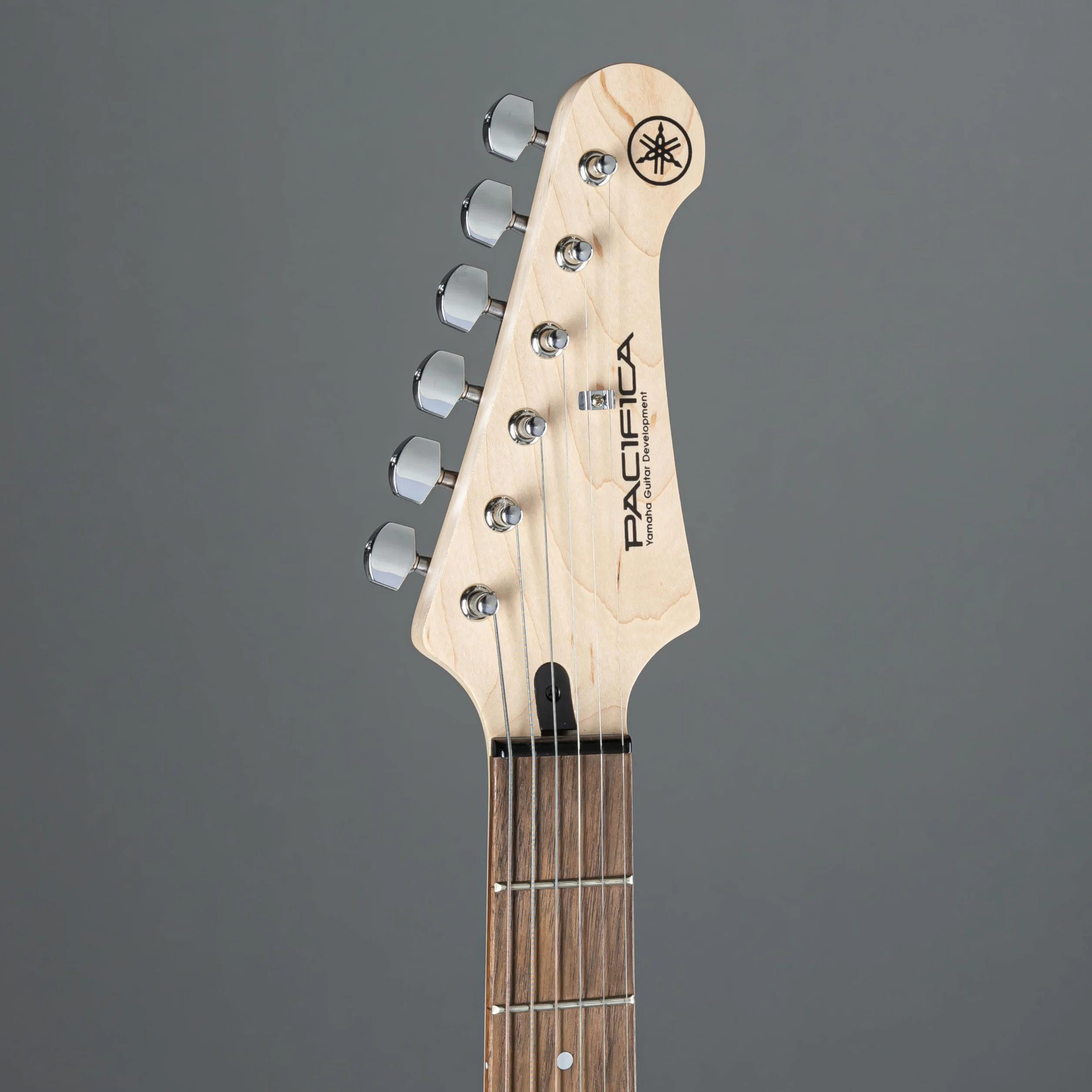 Yamaha Pacifica 012 Guitarra Eléctrica Guitarra 4/4 de madera, 64.77 cm, escala 25.5 pulgadas, 6 cuerdas, selector pastillas de 5 posiciones, Color Azúl Metálico