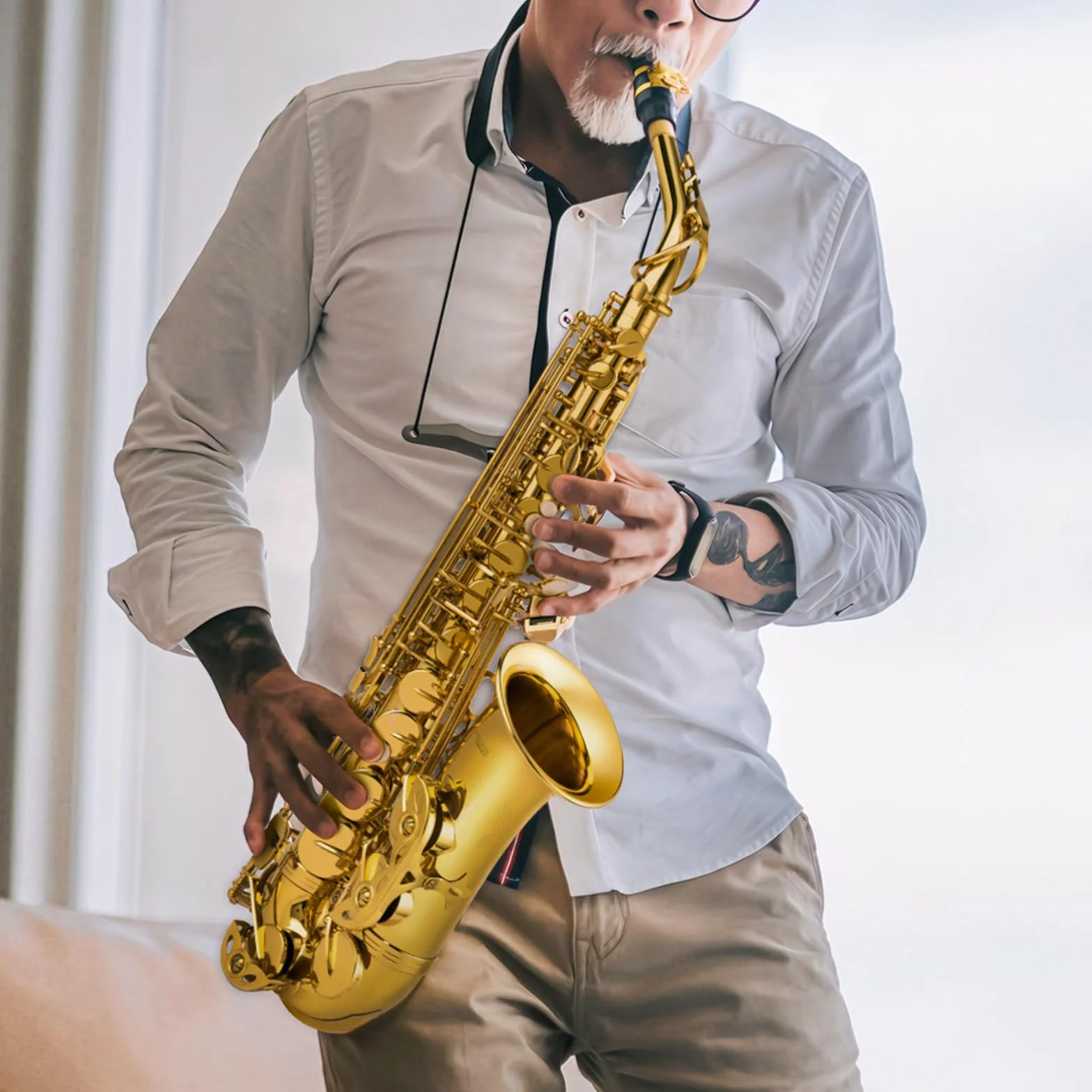 SONICAKE Saxofón Alto Mi bemol Barnizado en Oro, Kit completo para principiantes con estuche, boquilla, cañas, soporte y accesorios QSX-01