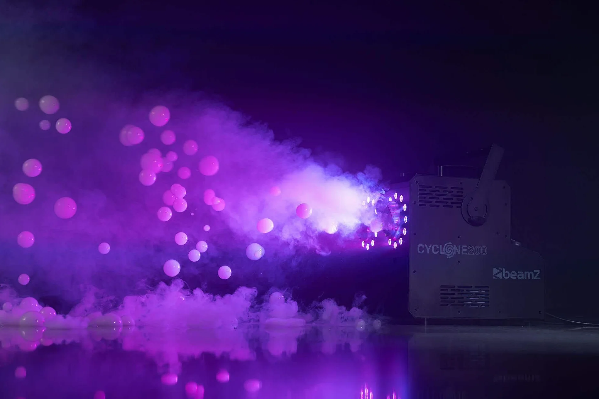 BeamZ Cyclone200 máquina de humo y burbujas con 24 LED RGBW, tanques dobles 1,2 L, caudal 250 m³/min, control DMX 11 canales, panel LCD, temporizador y mando a distancia