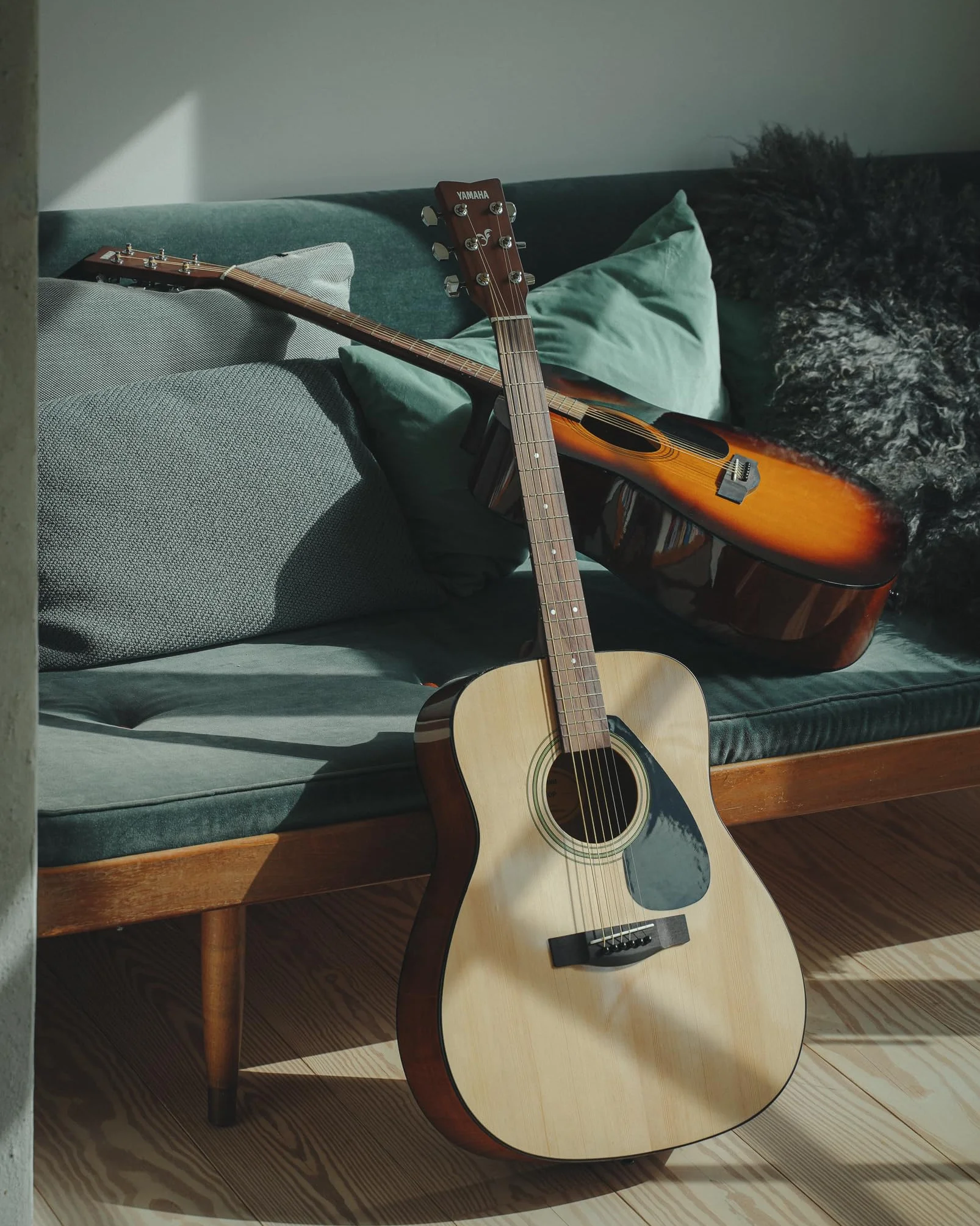 Yamaha F310 Guitarra Acústica – Guitarra Folk 4/4 de madera, 63.4 cm, escala 25 pulgadas, 6 cuerdas metálicas, color Madera natural
